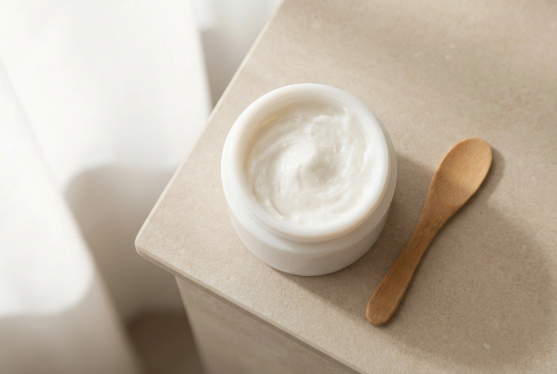 Crema hidratante antiarrugas: cómo elegirla y usarla a diario