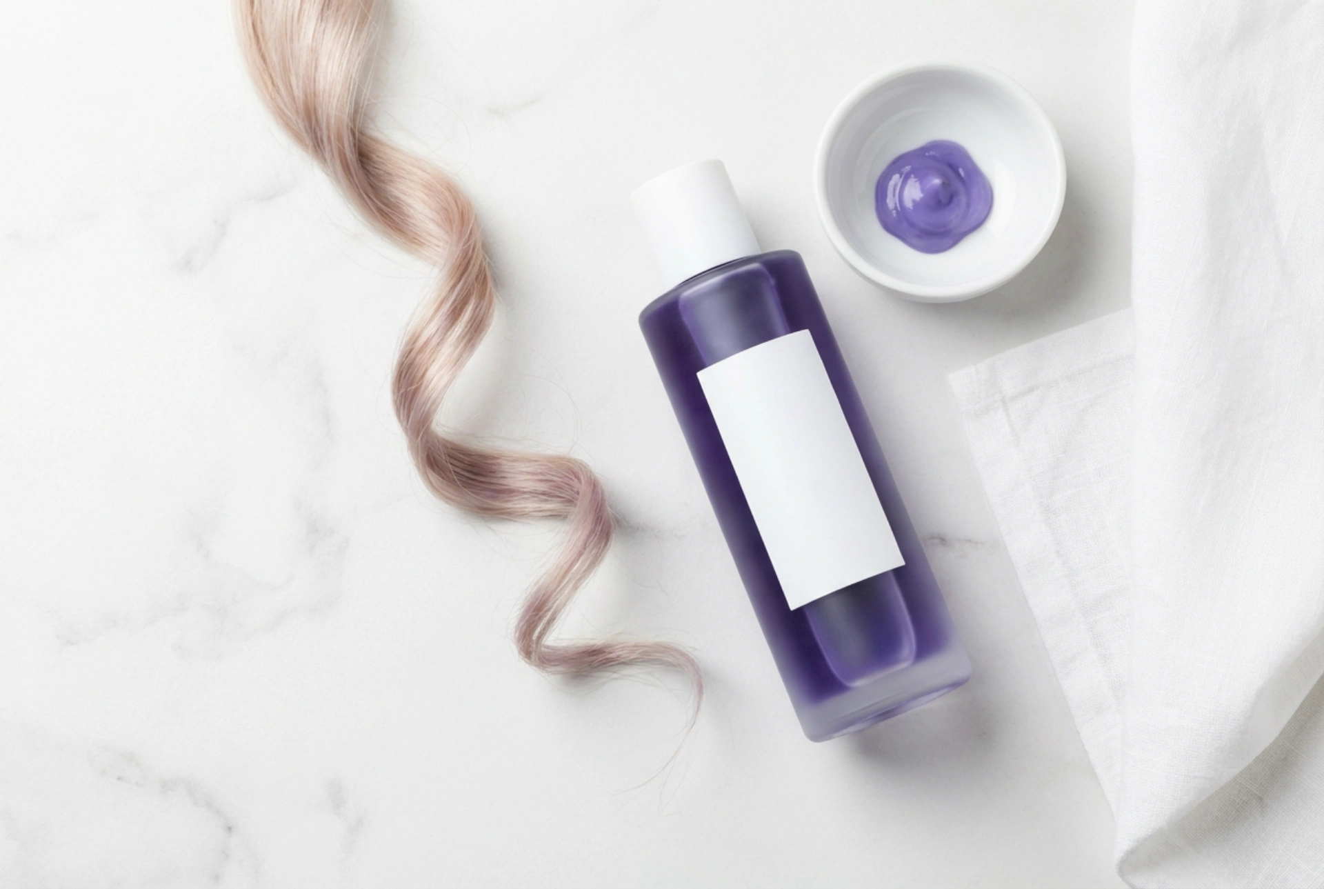 Champú morado para el cabello: neutralización de tonos amarillos paso a paso