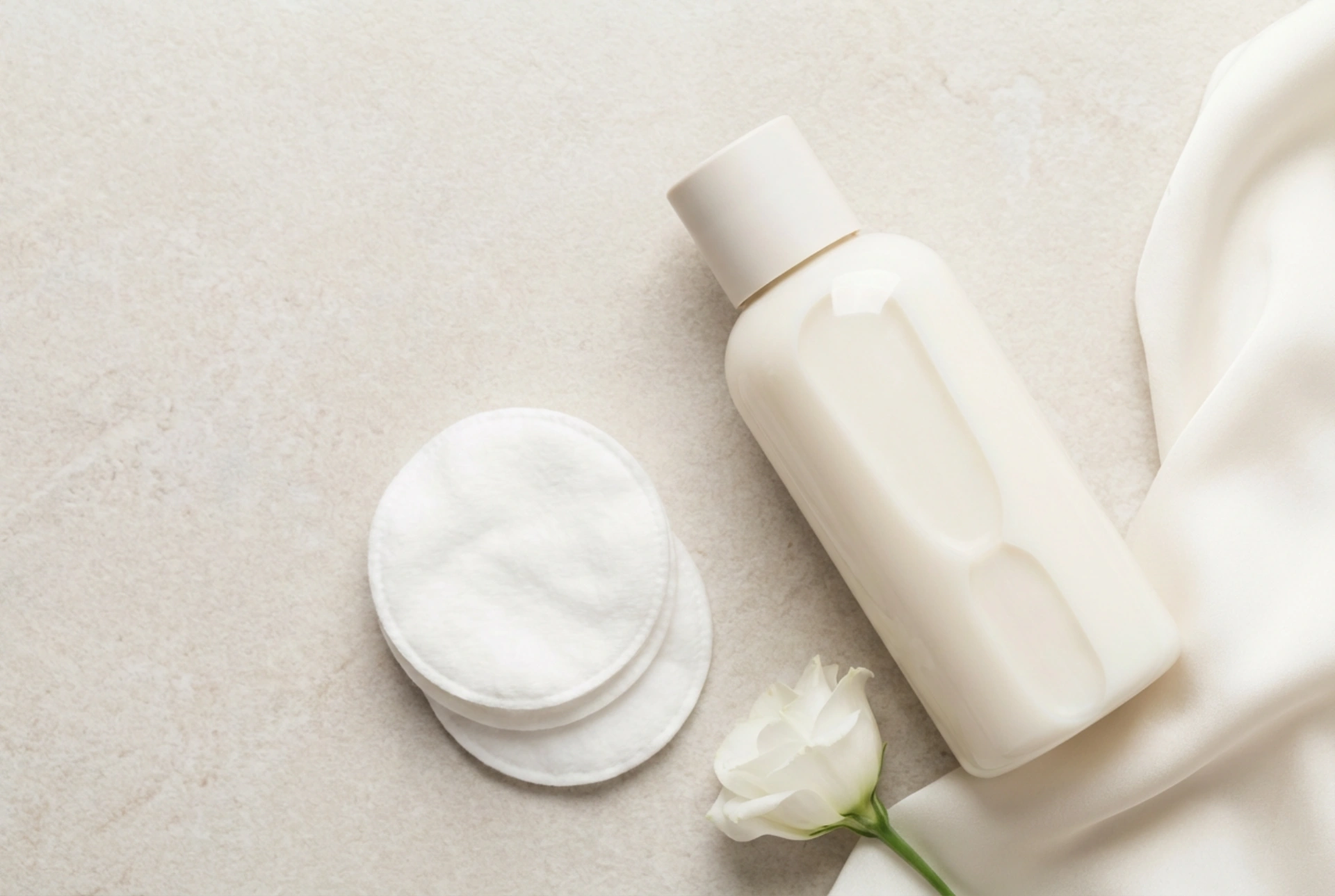 Desmaquillaje delicado con leche limpiadora: técnica y errores comunes