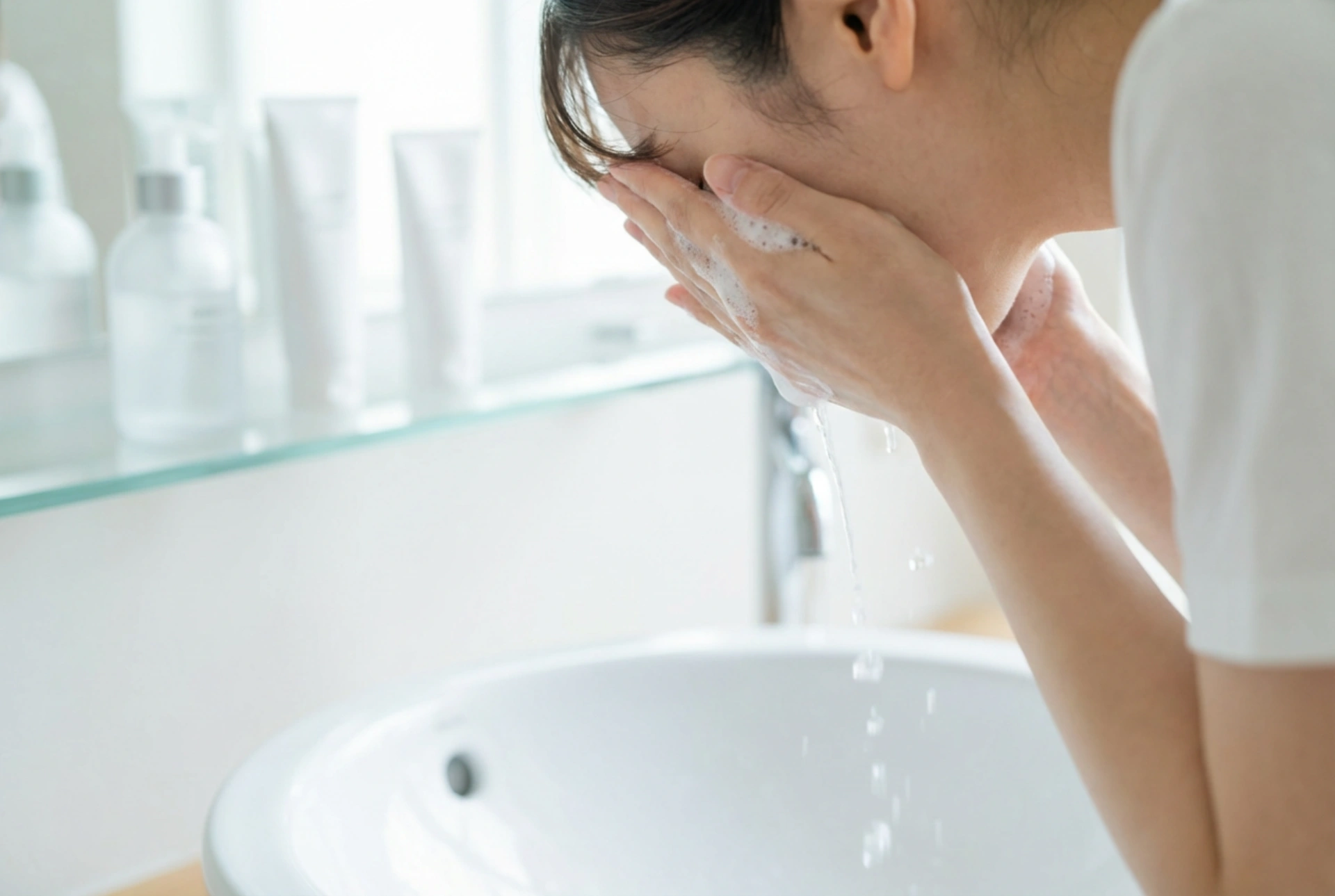 Gel limpiador facial: cómo limpiar la piel sin irritación