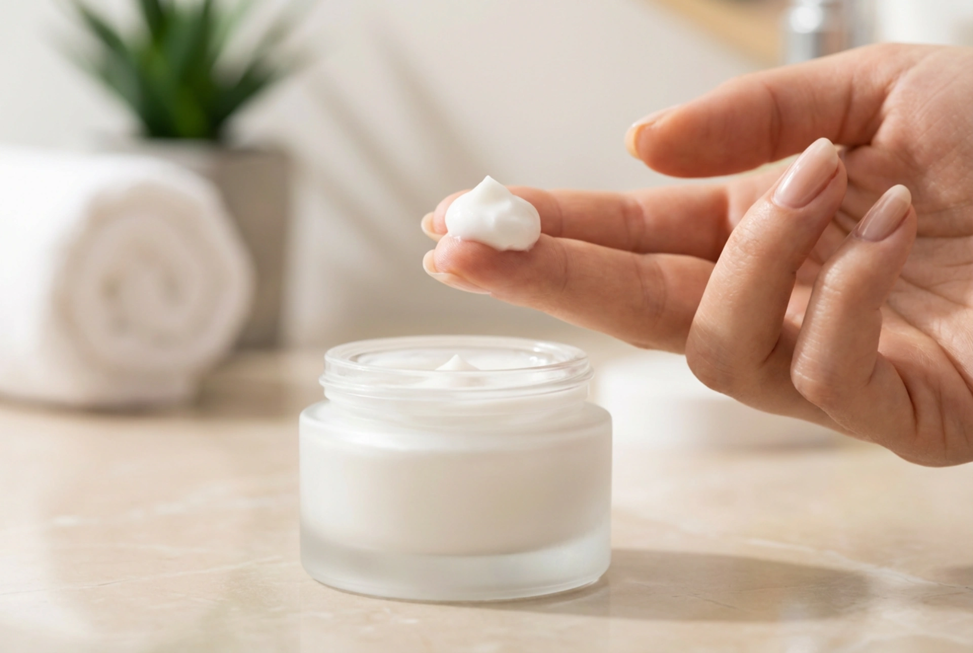 Crema hidratante facial en la práctica: momentos del día, cantidad y técnica