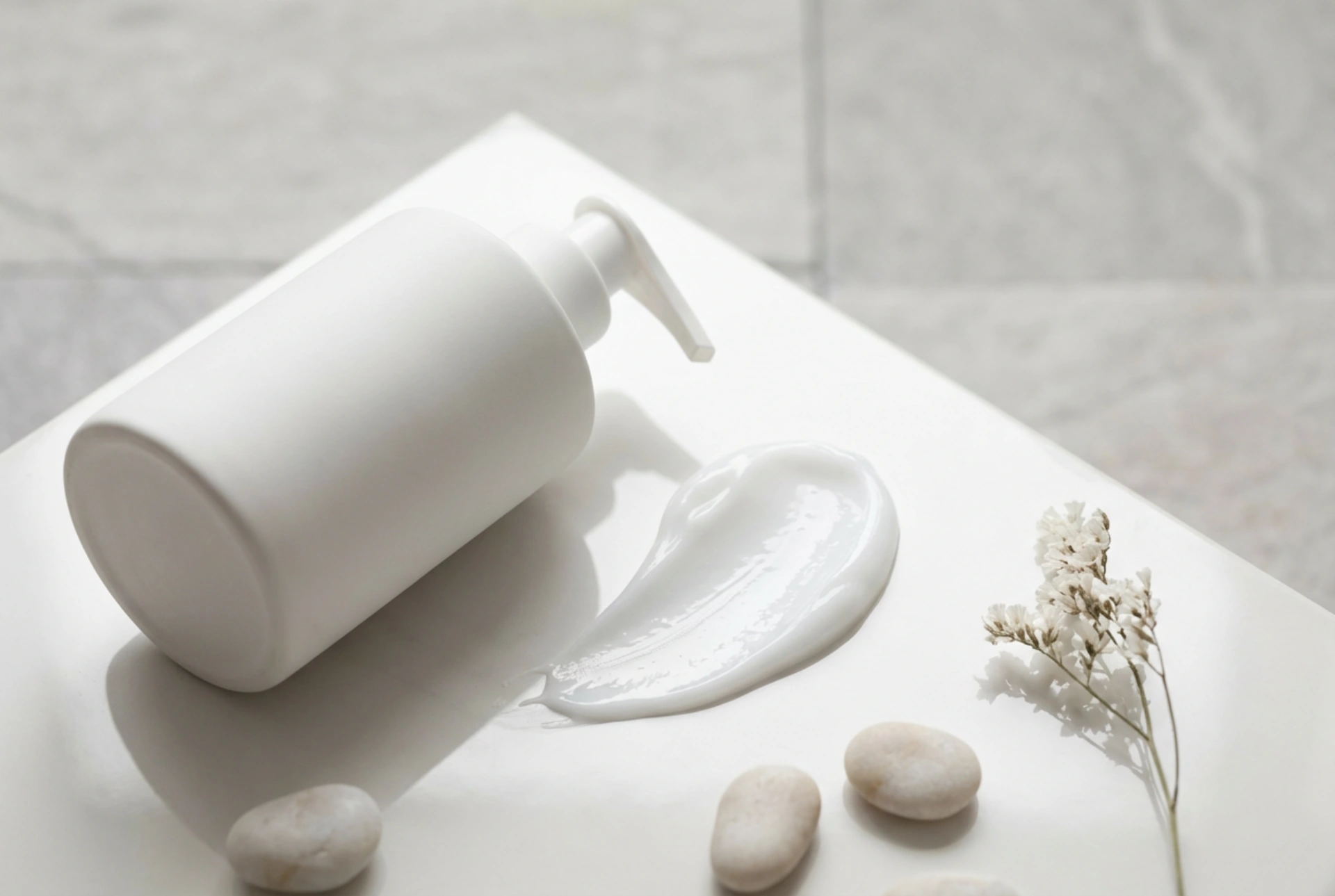 Cómo elegir la crema hidratante para piel con tendencia acneica: bases ligeras, ingredientes y aplicación