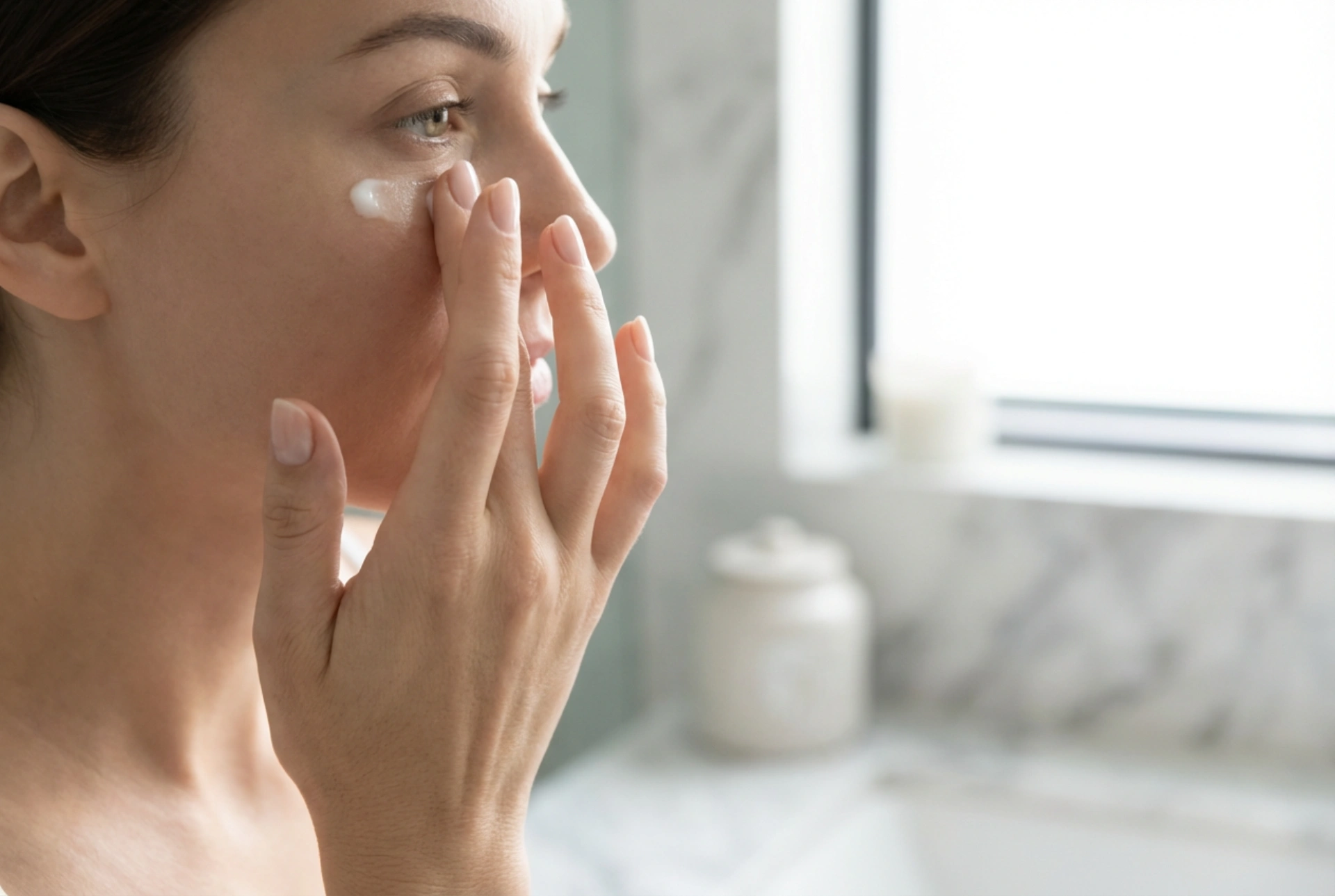 Crema hidratante para el contorno de ojos: cómo elegir la consistencia y aplicarla sin frotar