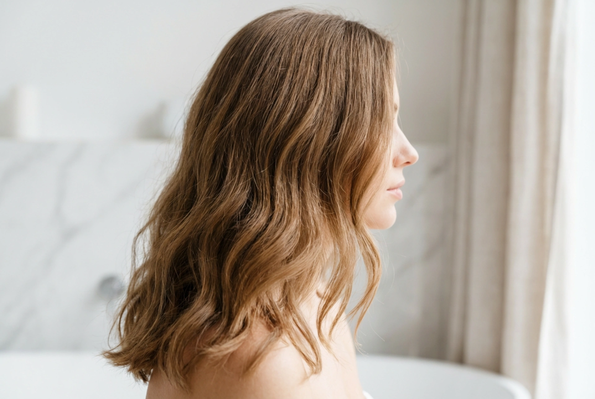 Cómo definir el cabello ondulado: ondas perfectas sin frizz ni apelmazamiento
