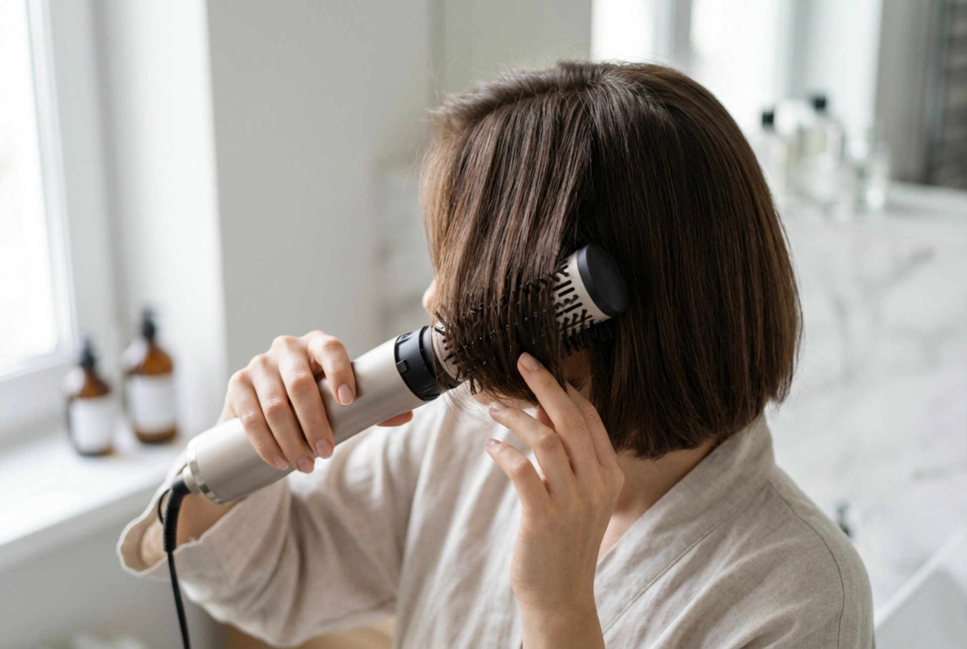 Cepillo secador giratorio para cabello corto: modelado desde la raíz