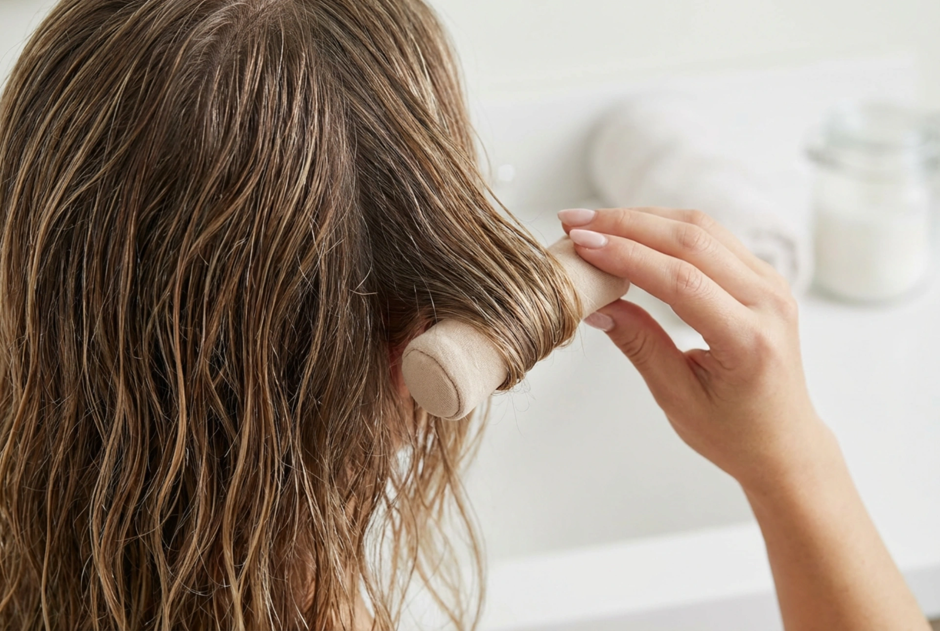 Rulos para el cabello: cómo lograr volumen desde la raíz y ondas con movimiento
