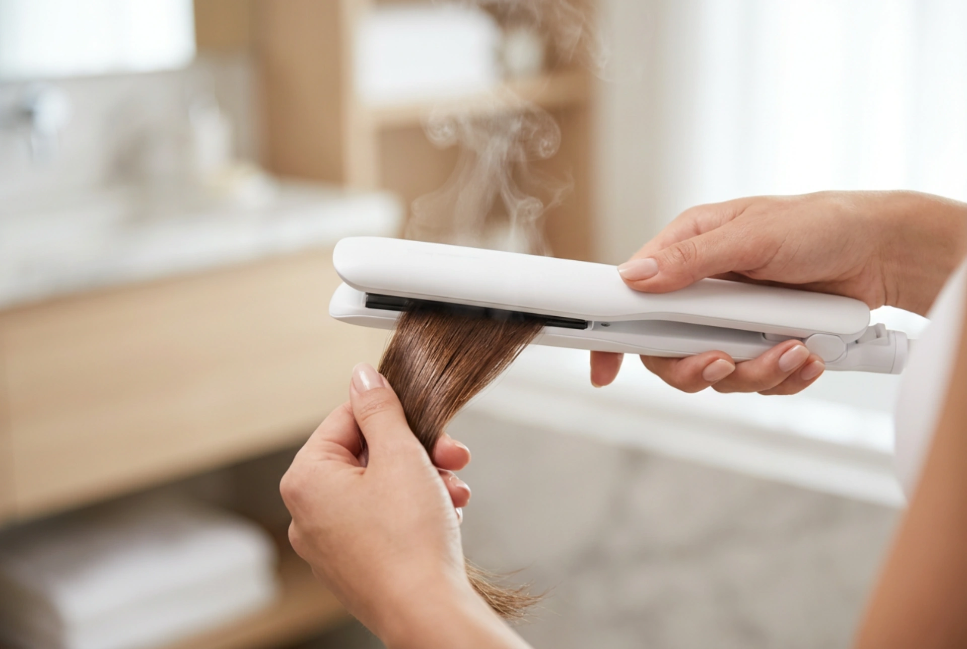 Planchas de pelo de vapor: cómo funcionan y cómo alisar de forma más delicada