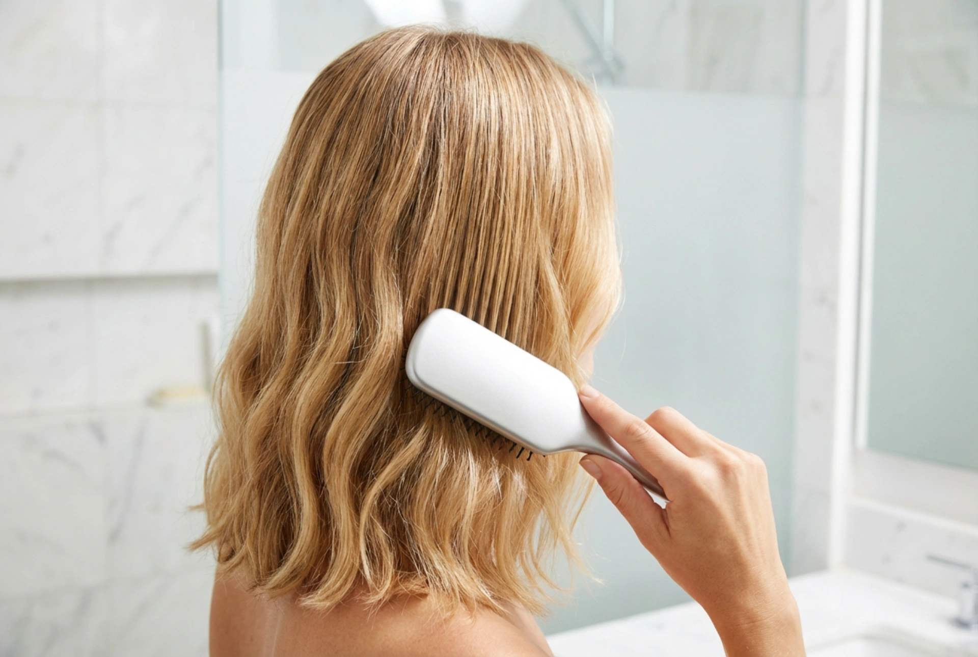 Cabello a la altura de los hombros y ondas: técnicas de peinado suave