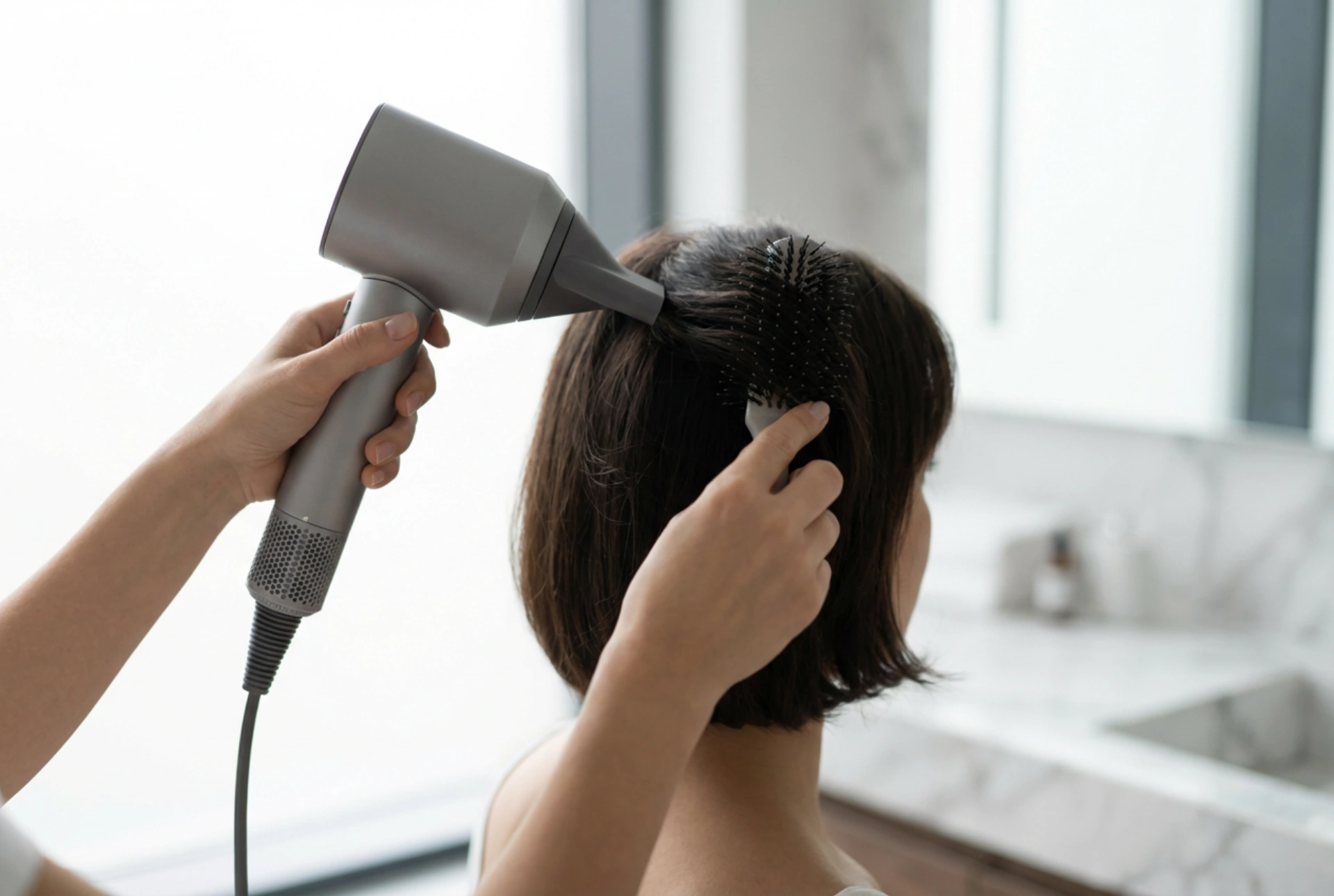 Secador para cabello corto: secado rápido y moldeado desde la raíz