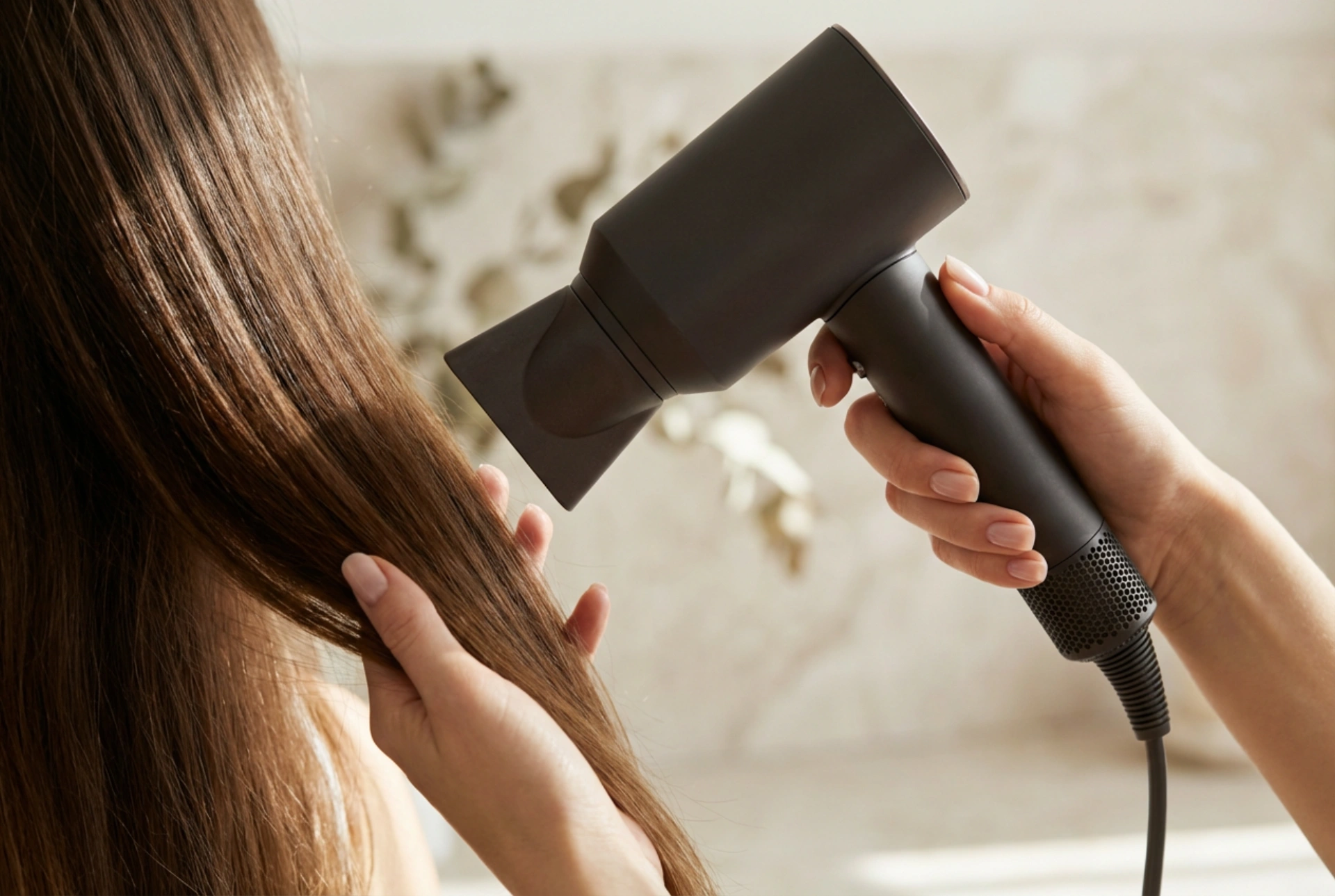 Secador de 2000 W: cómo elegir la temperatura y la velocidad del aire para tu tipo de cabello
