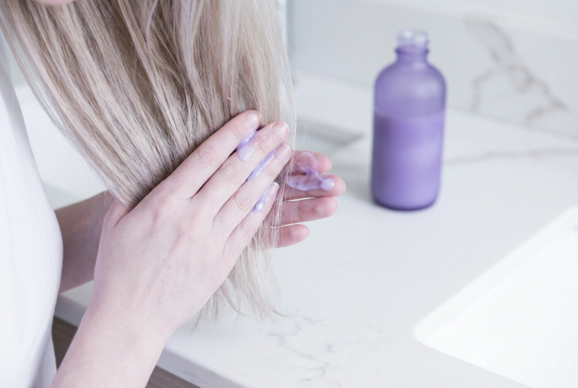 Acondicionador violeta: neutralización de tonos amarillos paso a paso