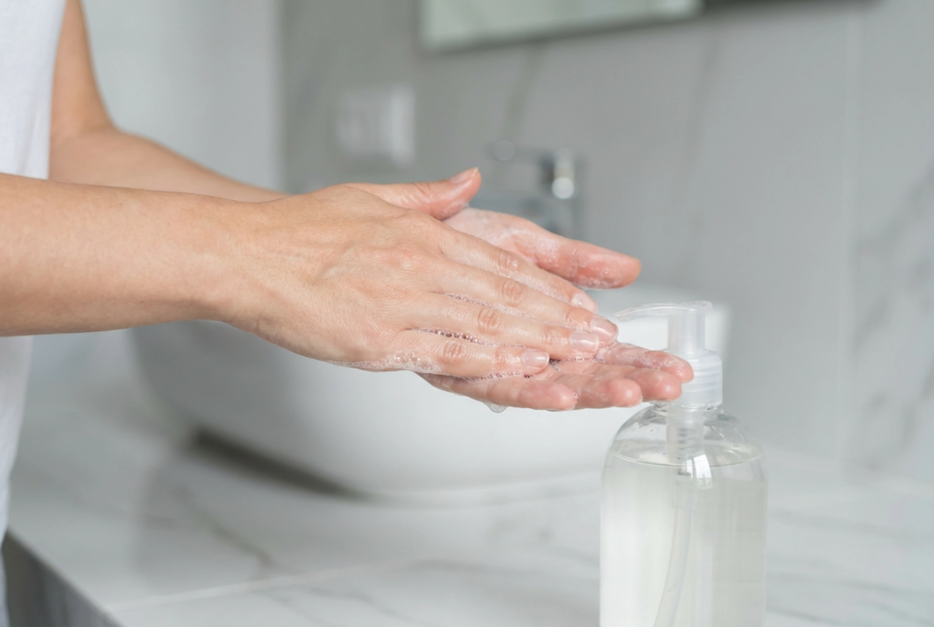 Jabón líquido con nanoplata: cómo usarlo y cuidar la piel de las manos