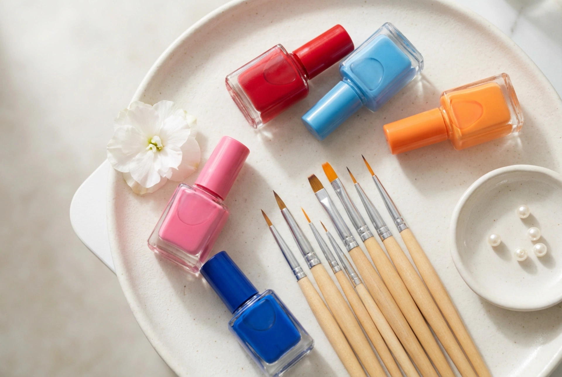 Esmaltes para la decoración de uñas: tipos, pinceles y técnicas de aplicación