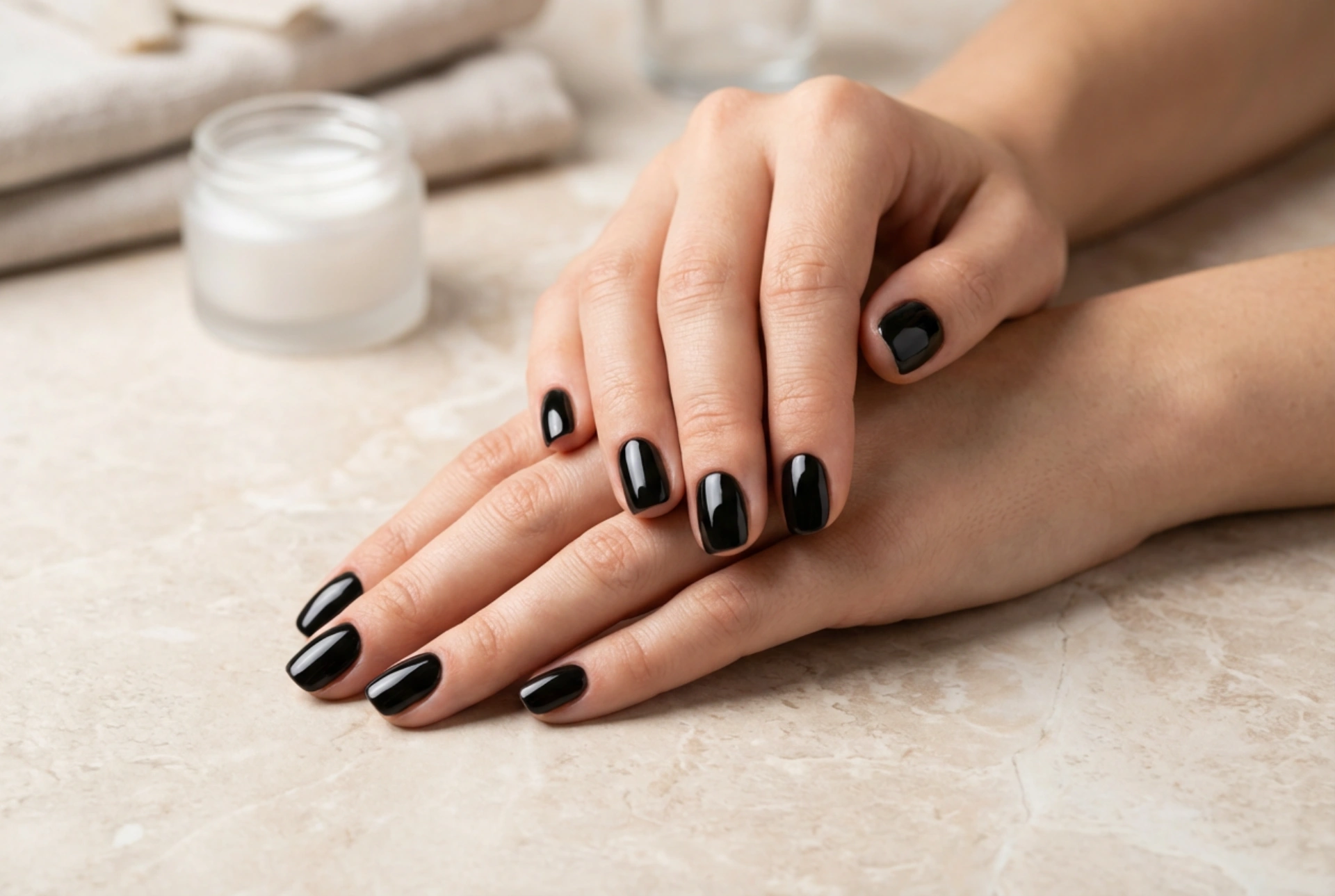 Uñas híbridas negras: aplicación perfecta sin rayas ni imperfecciones