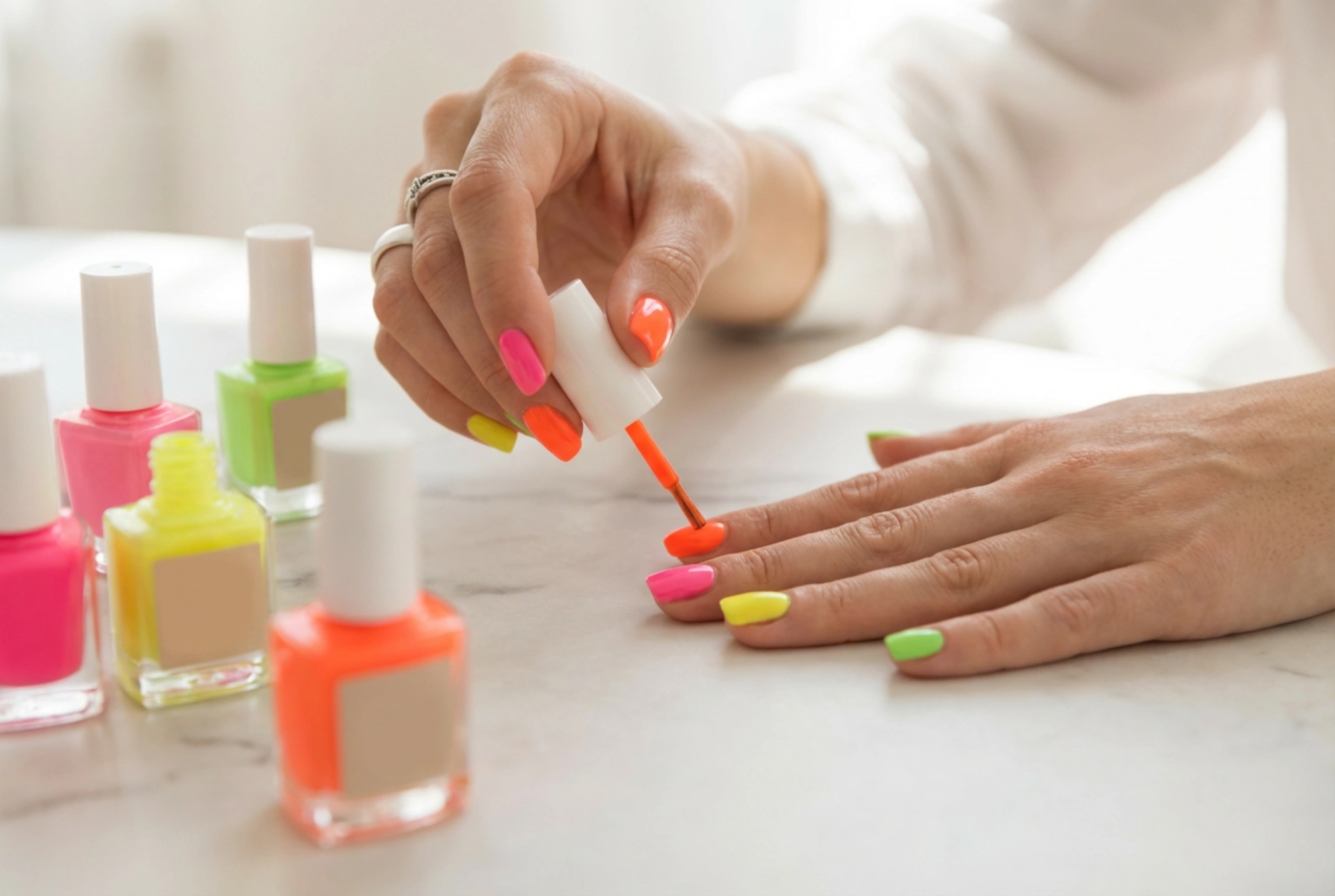 Uñas de color neón paso a paso: elección del tono y aplicación