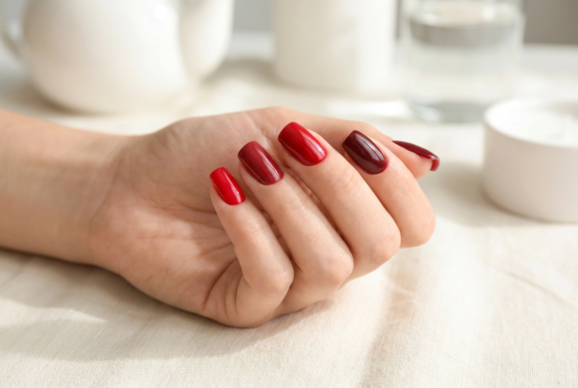 Colores de uñas rojas: cómo elegir tonos según la tez, la ocasión y el estilo