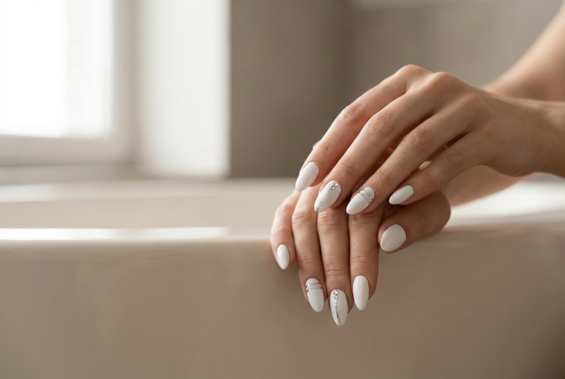Uñas blancas con un toque plateado: cintas, láminas y circonitas paso a paso