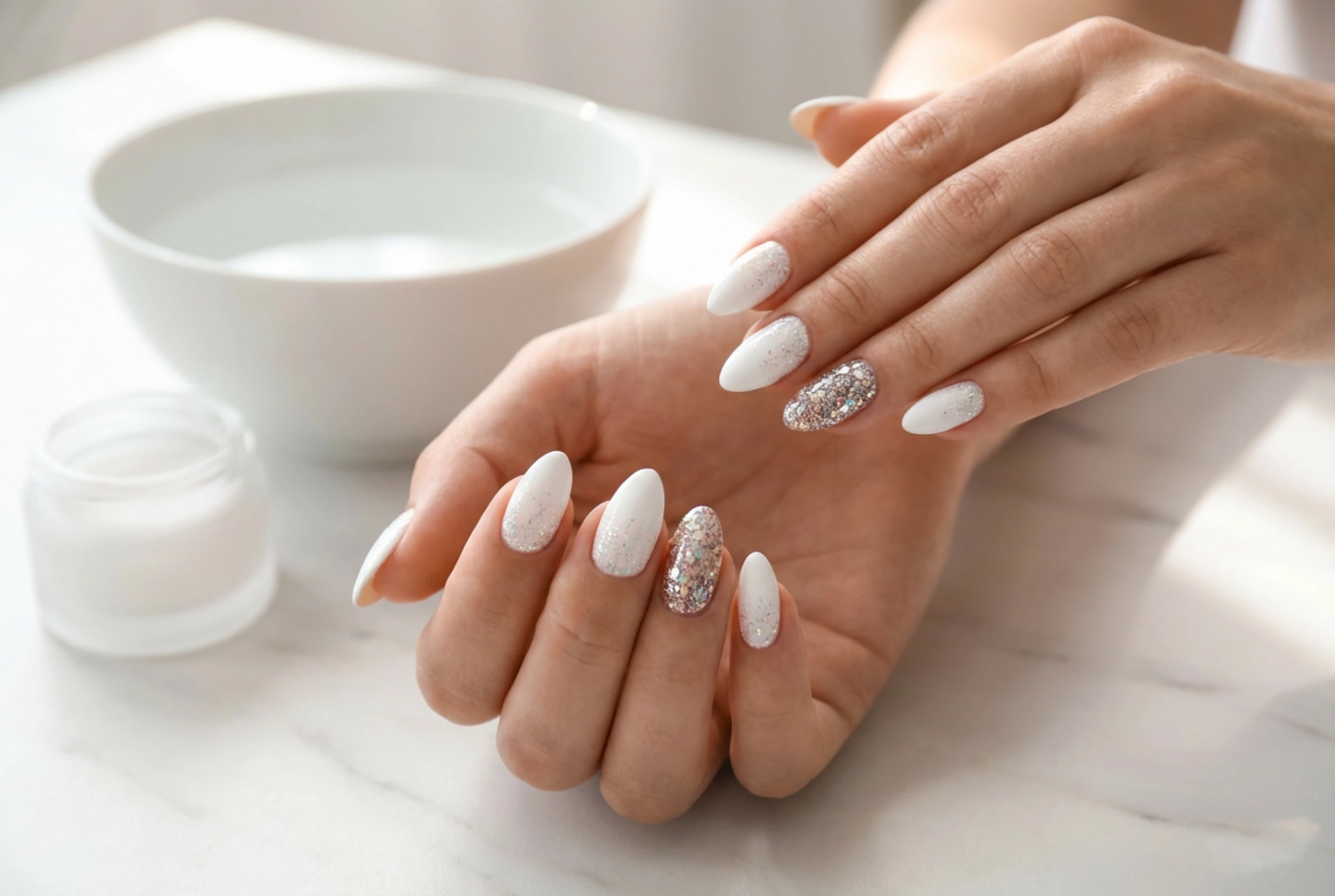 Uñas blancas con purpurina: desde sutiles toques hasta una cobertura total