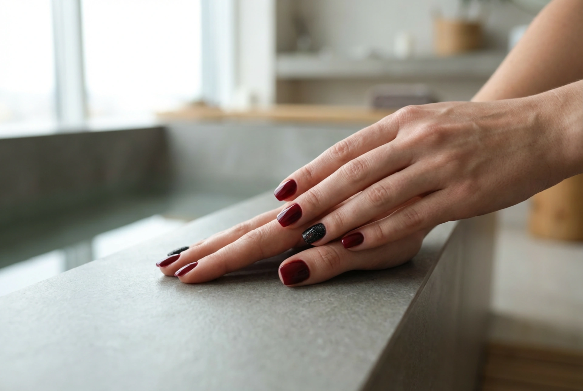 Uñas rojas con purpurina negra: cómo combinar texturas y colores