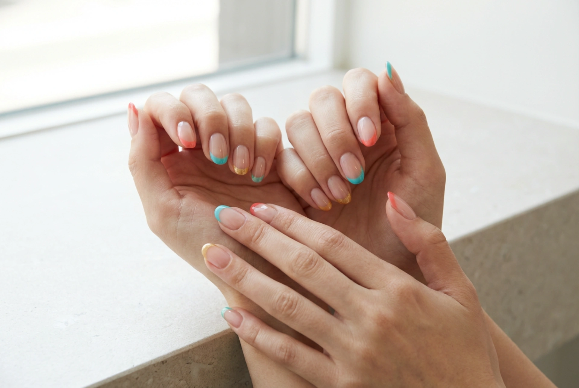 Manicura con puntas de colores: líneas rectas sin plantilla y un acabado duradero