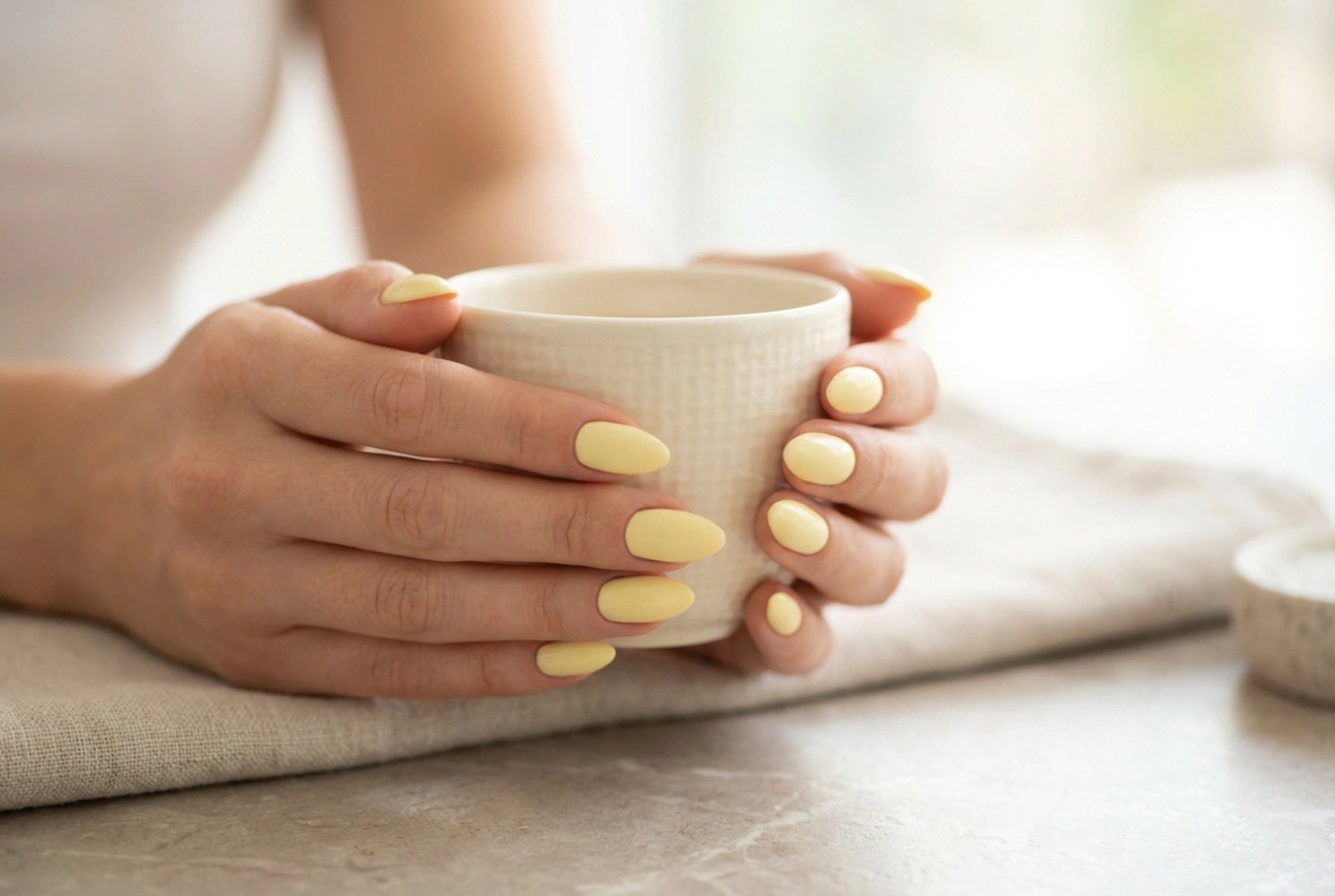 Uñas amarillas pastel: la manicura delicada para el día a día