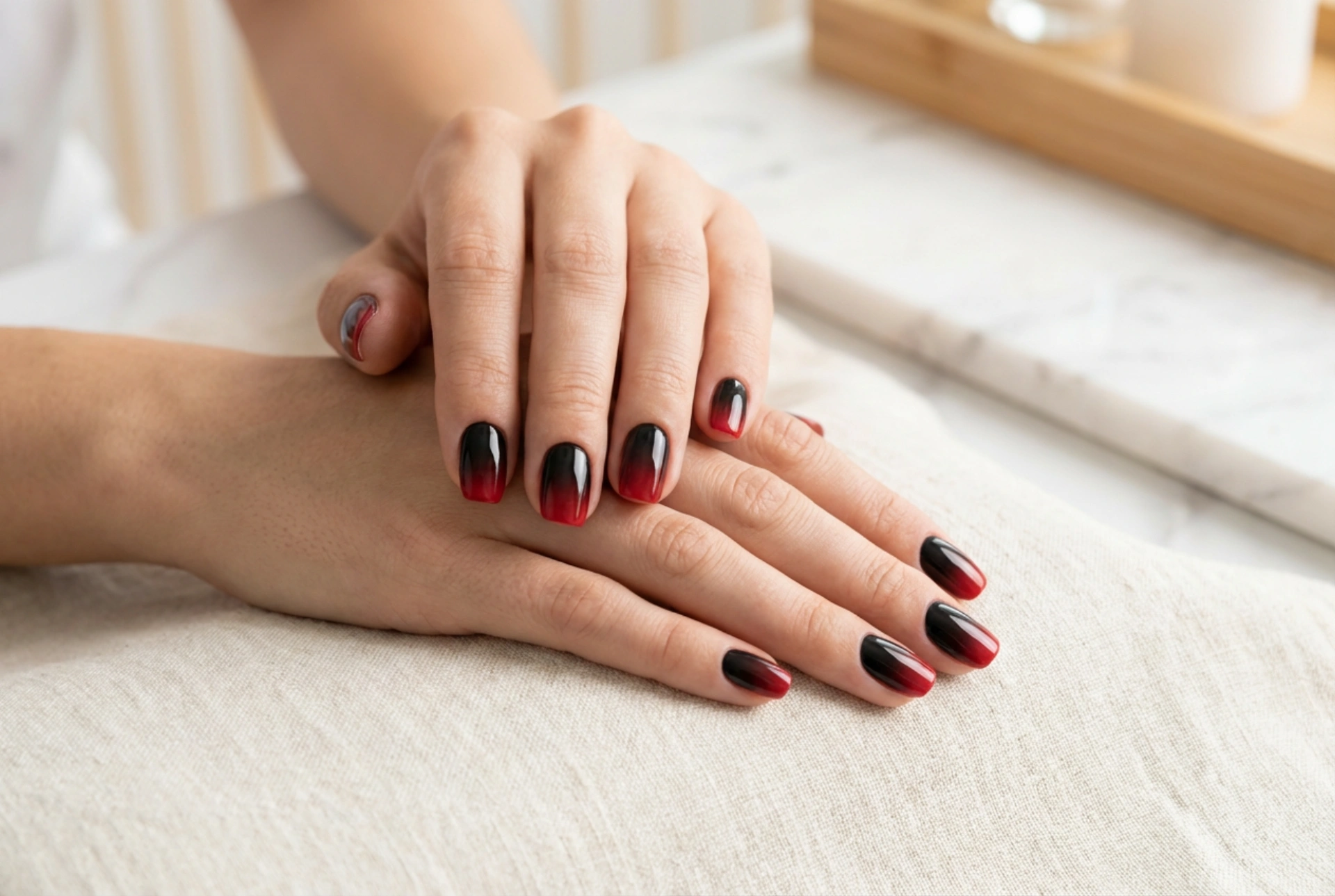 Uñas ombre en negro y rojo: una transición perfecta sin manchas ni imperfecciones