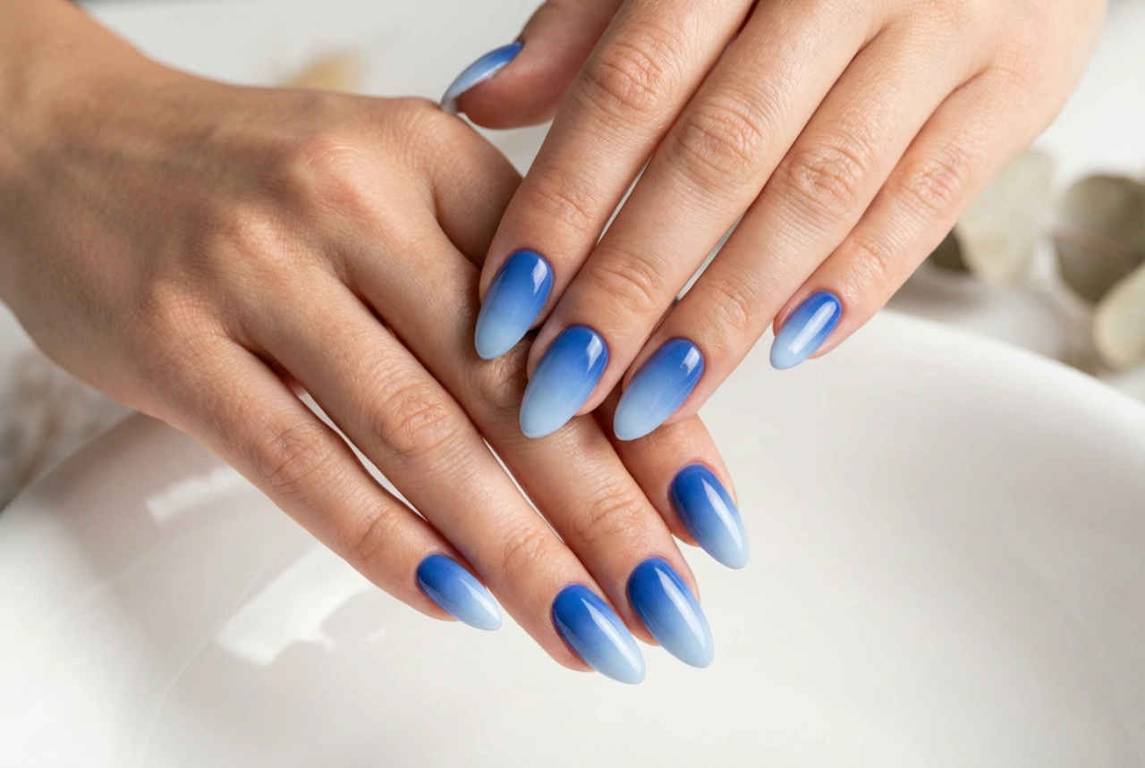 Uñas azul aciano ombre: cómo lograr un degradado perfecto sin marcas