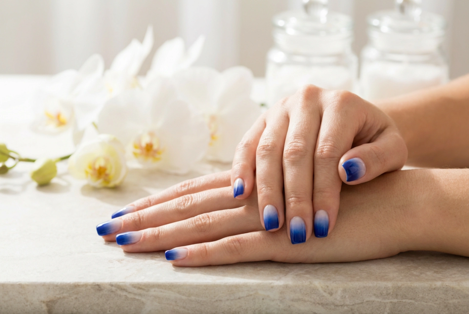 Uñas ombré en azul cobalto: una transición elegante y difuminada