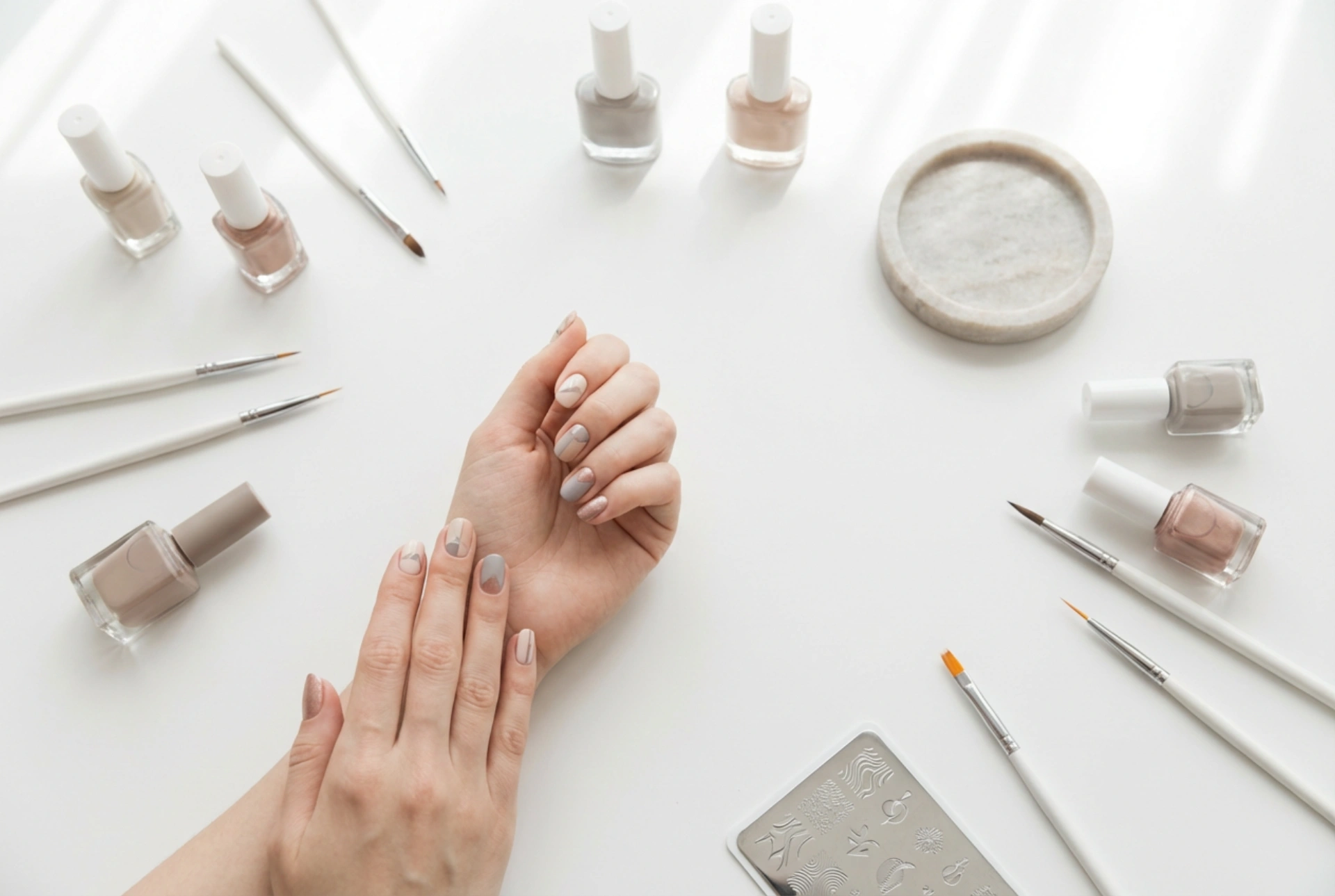 Diseños geométricos en las uñas: cómo usar cintas, sellos y pinceles