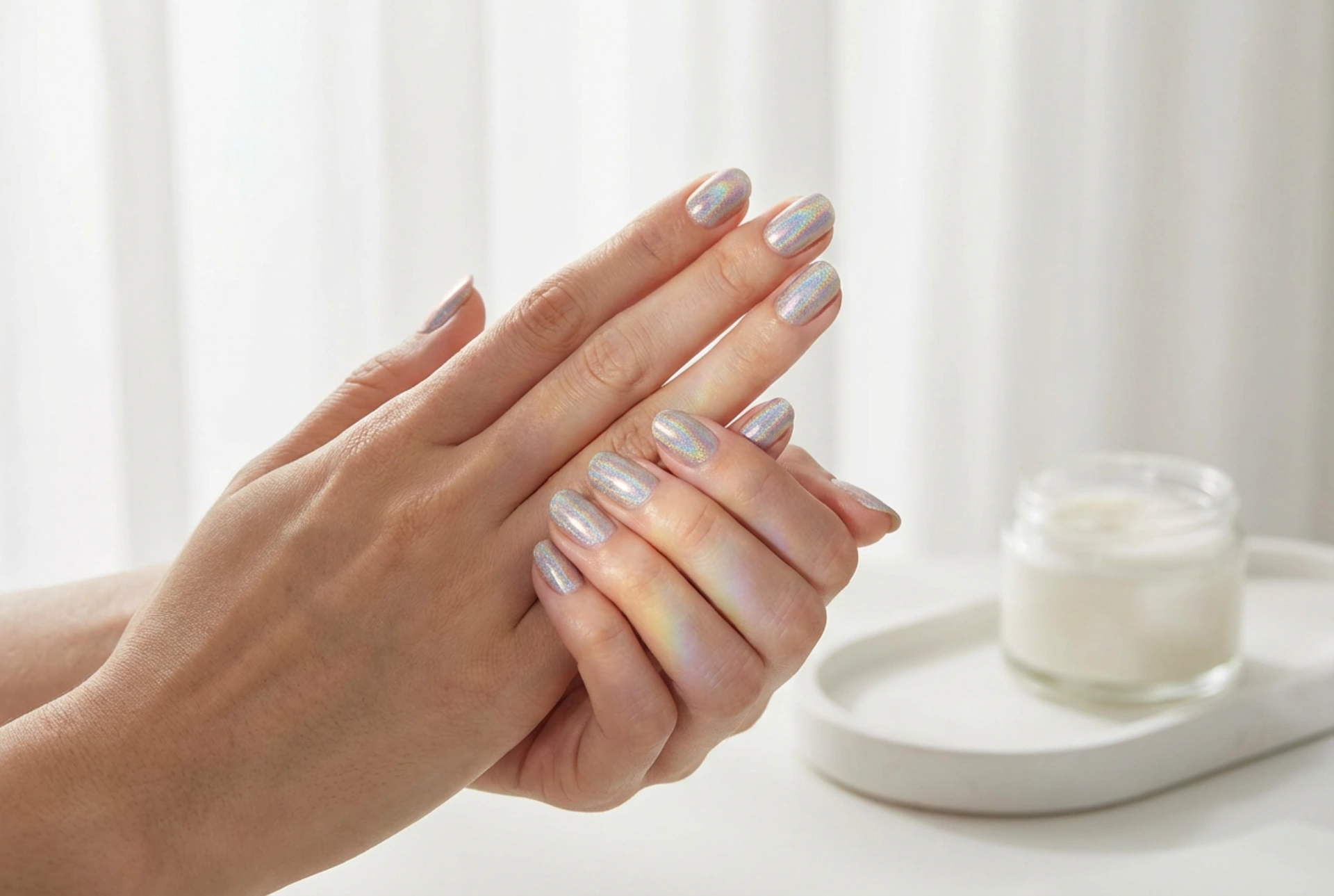 Esmalte de uñas holográfico: cómo resaltar el efecto y evitar las rayas