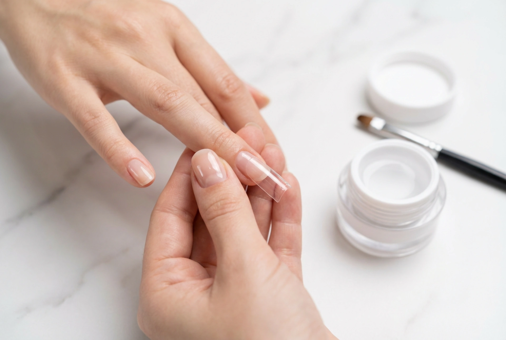 Extensión de uñas con moldes dual y gel: preparación y aplicación