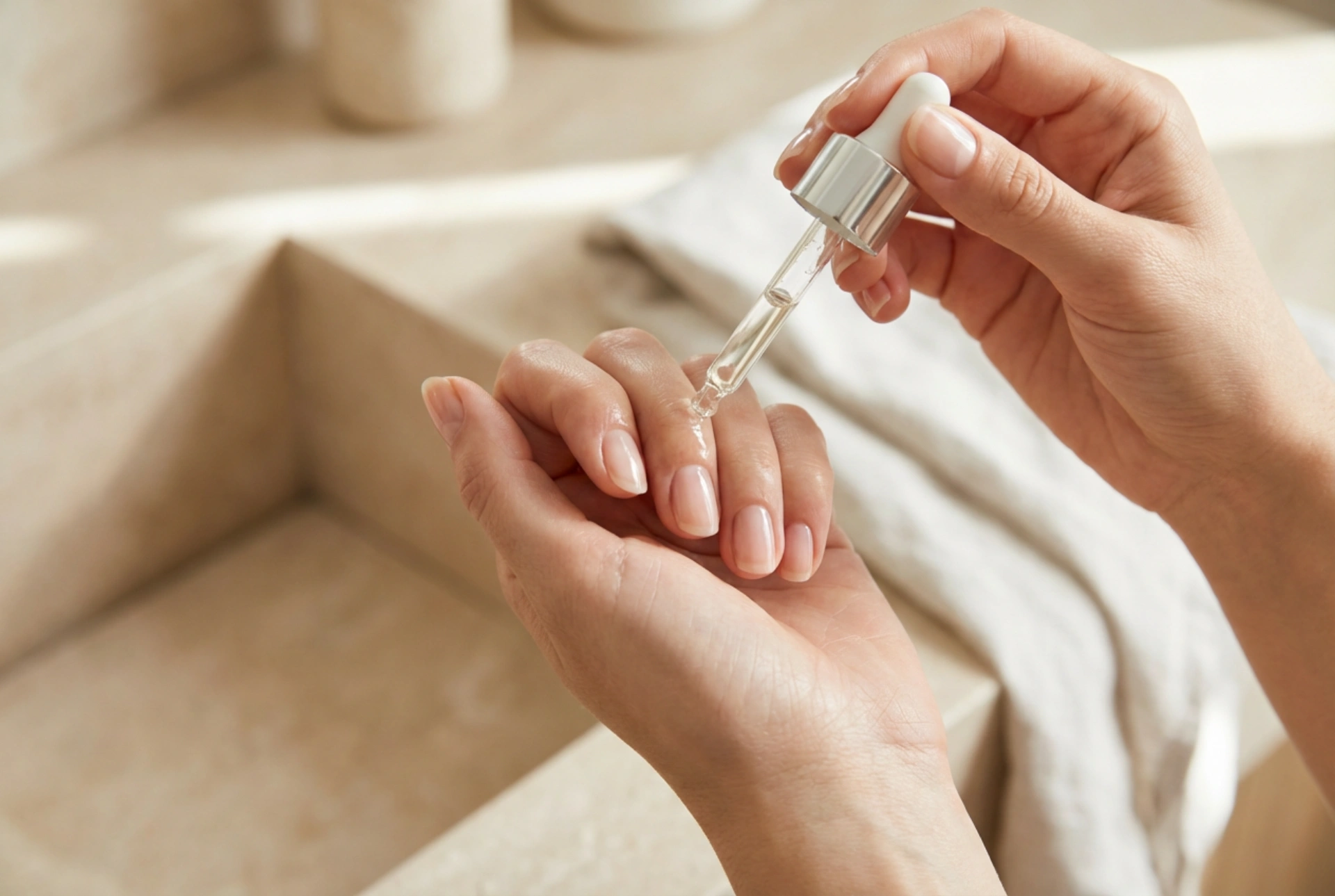 Uñas quebradizas: protección diaria, acortamiento y nutrición de la placa ungueal