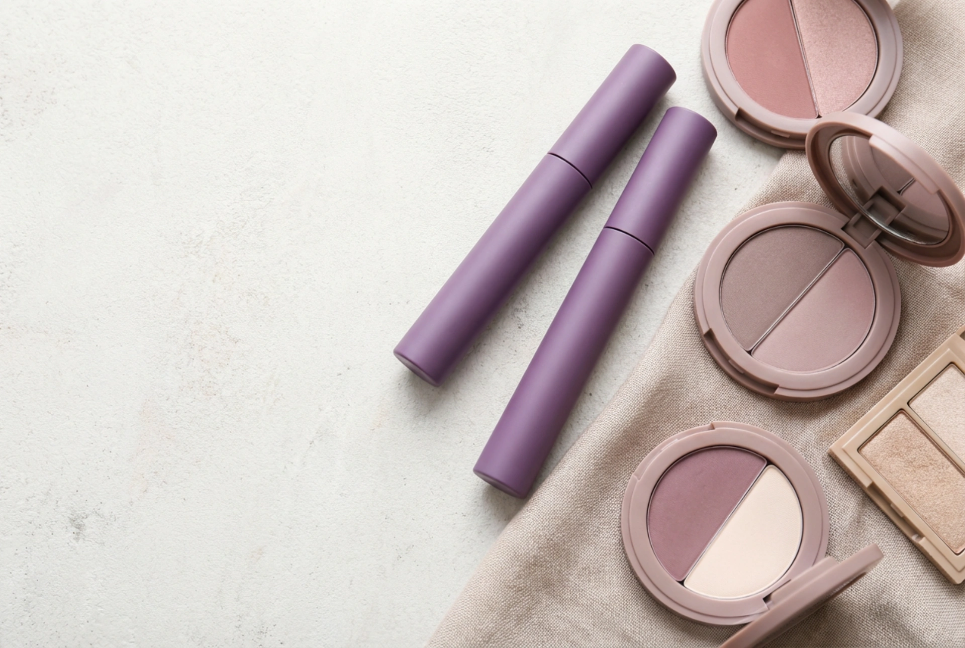 Máscara de pestañas morada: con qué combinarla y cómo adaptarla al color del iris