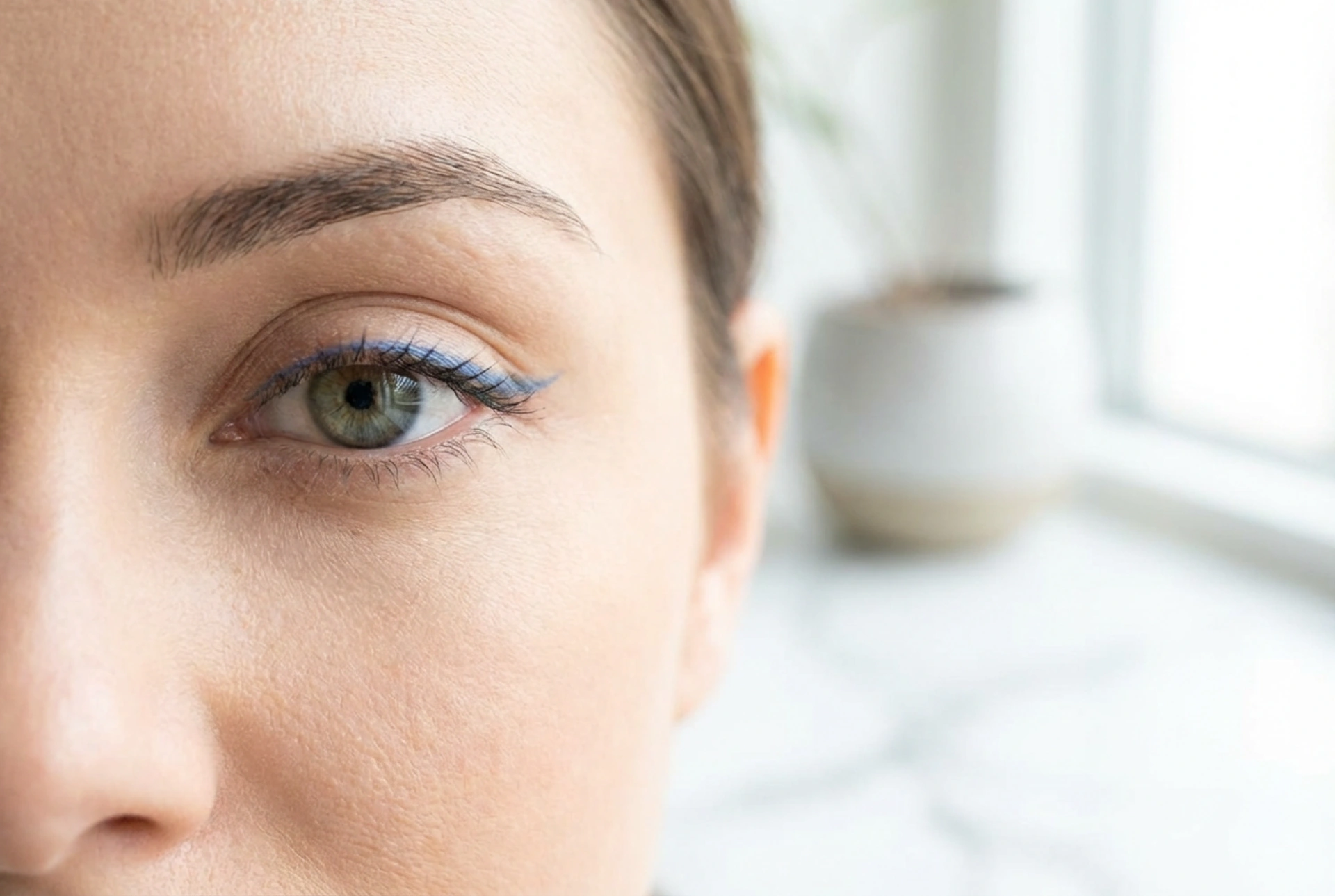 Lápiz de ojos azul: cómo realzar el iris sin sobrecargar la mirada