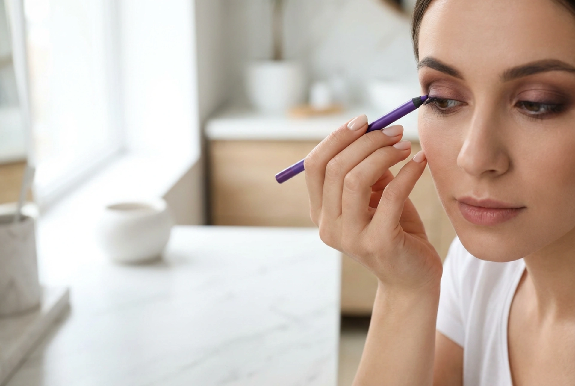 Lápiz de ojos morado: tonos rejuvenecedores, líneas suaves y combinaciones con marrones