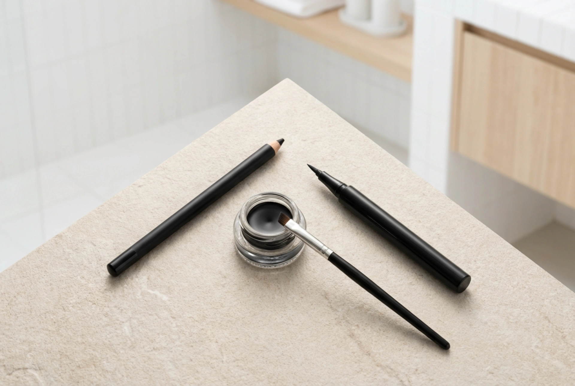 Delineado de ojos de tres maneras: lápiz, pincel y gel