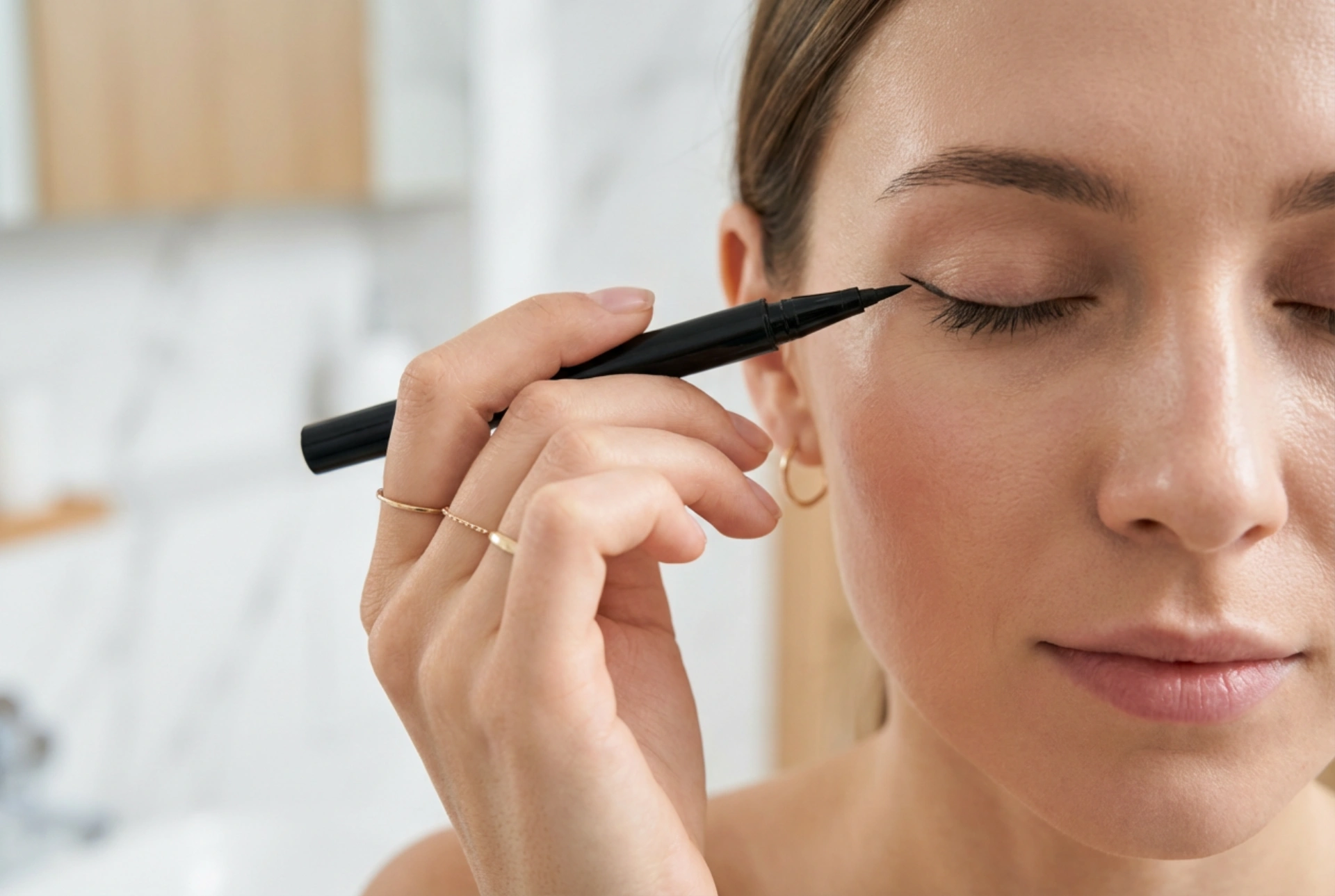 Cómo hacer el delineado de ojos: agarre del aplicador, ángulos y acabados