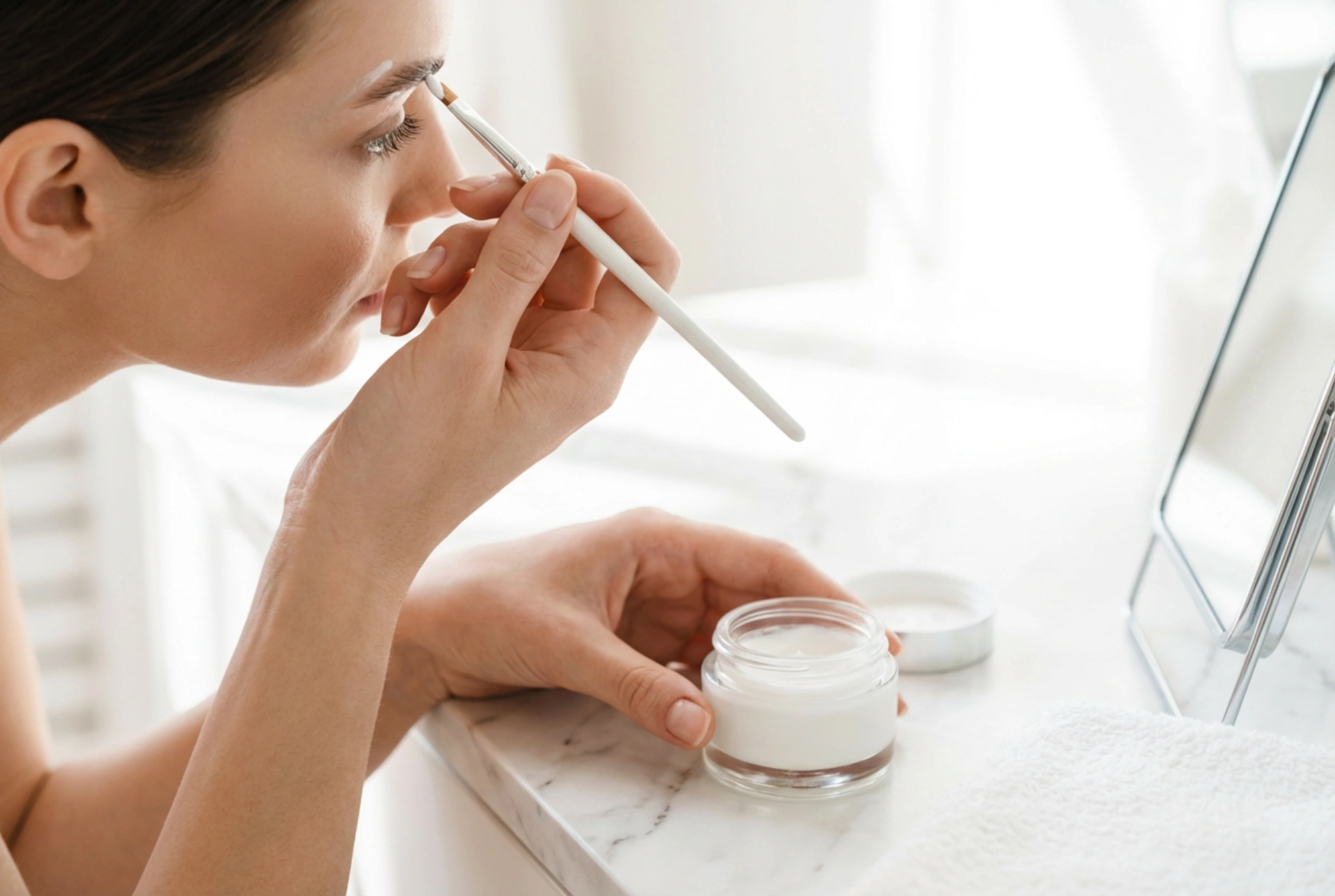 Aclarado de cejas en casa: efecto delicado y control del tiempo