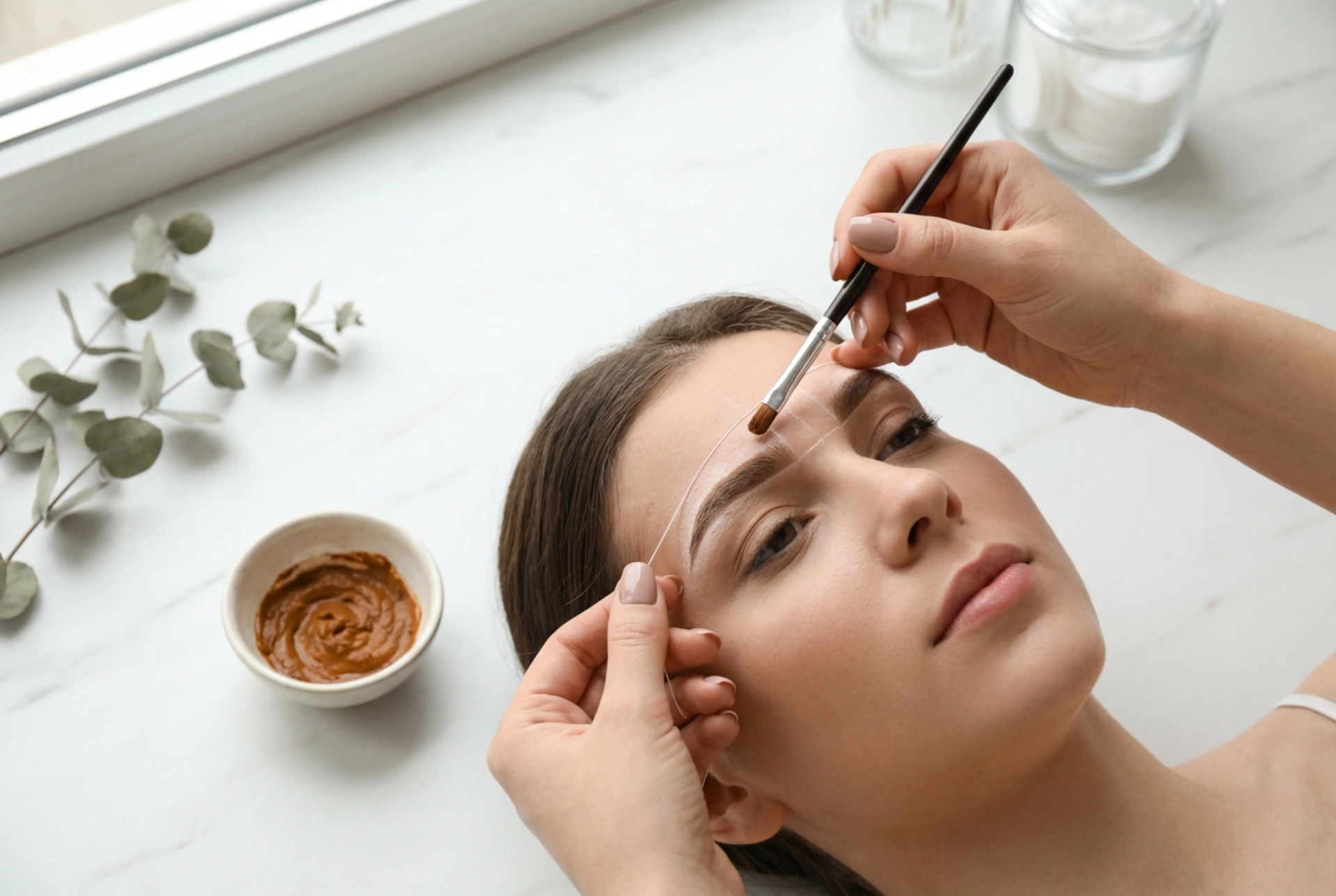 Henna en polvo con geometría: mapeo de cejas, proporciones y aplicación