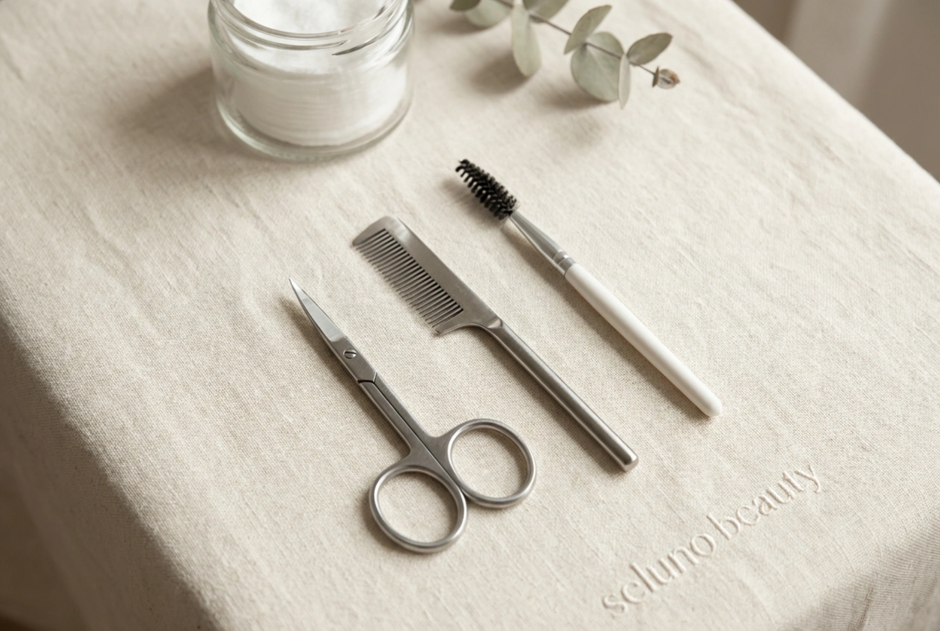 Recortar las cejas: tijeras, peine y una técnica precisa paso a paso