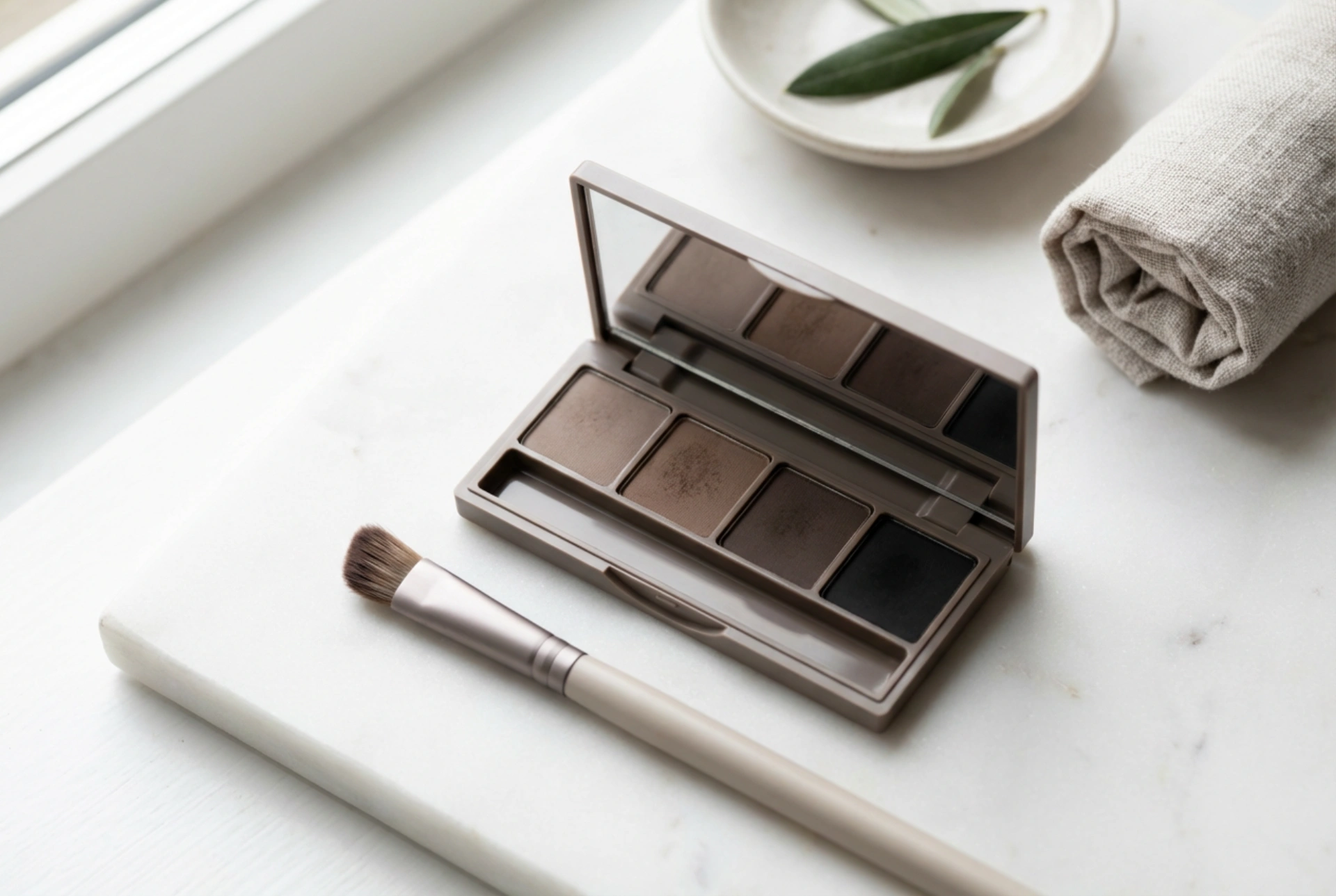Paleta de cejas: técnicas de aplicación de sombras y difuminado natural