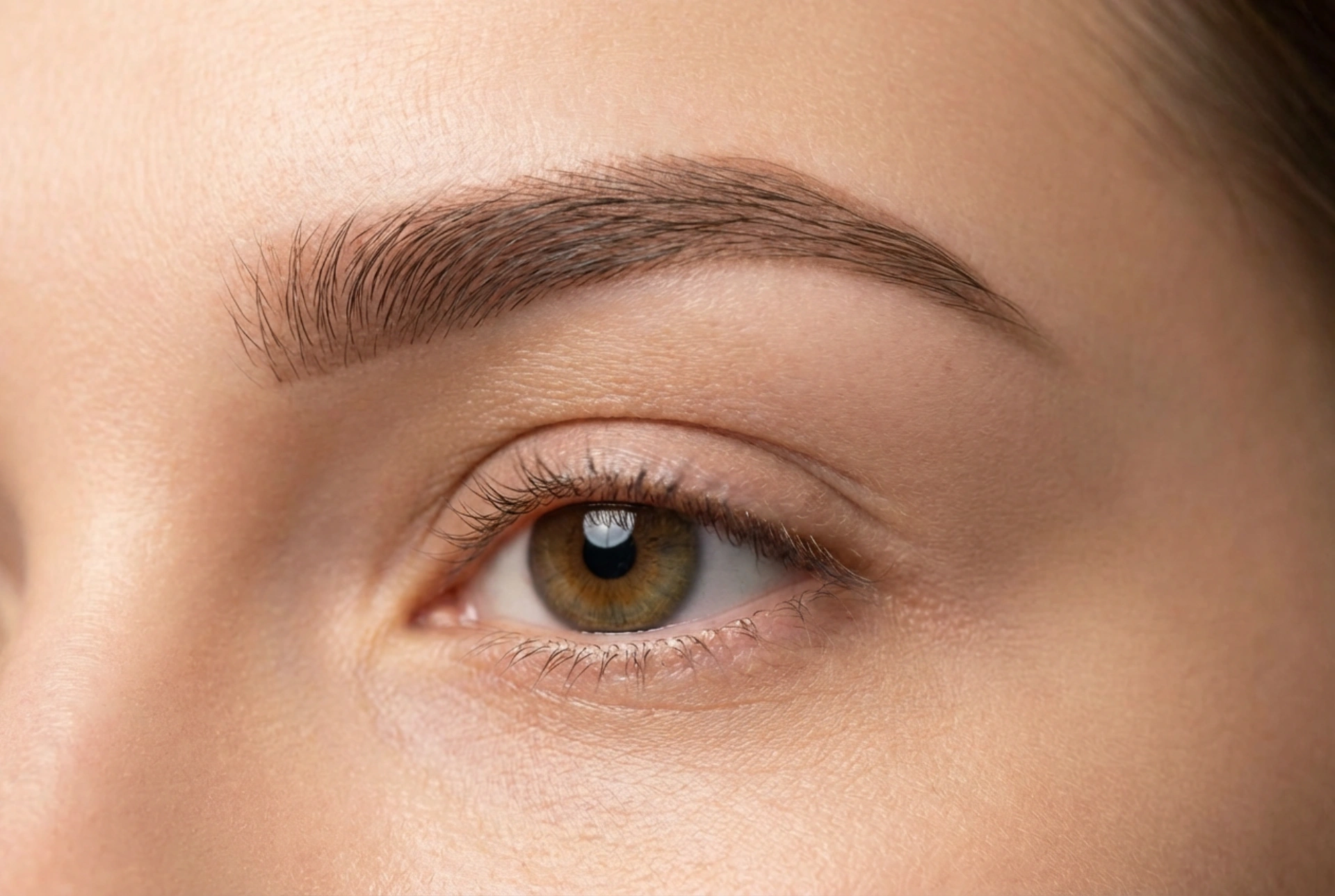 Qué efectos produce el tinte de cejas: cómo evitar manchas y una intensidad excesiva