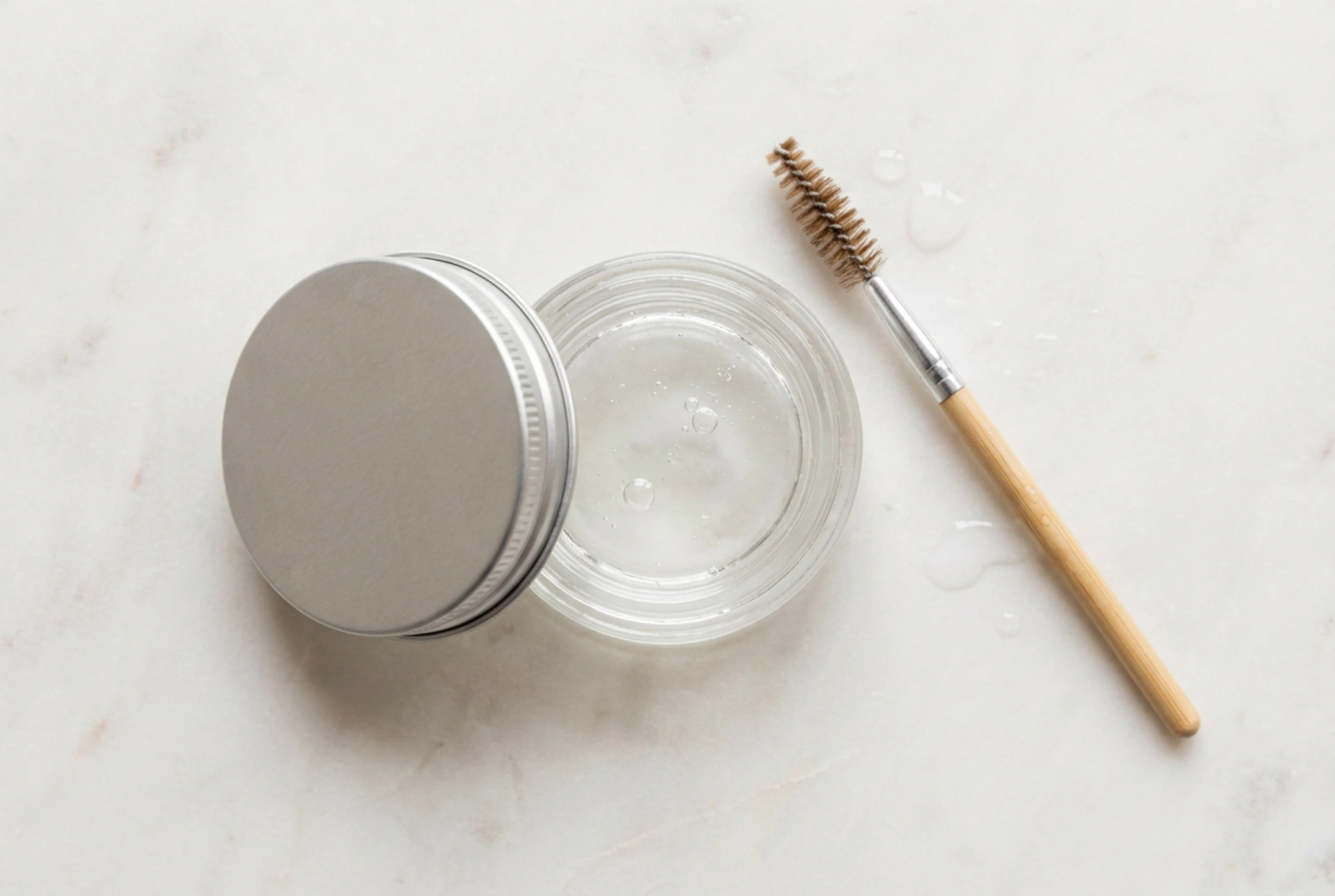 Jabón para cejas: cómo elegir la fórmula y aplicarlo sin dejar residuos blancos