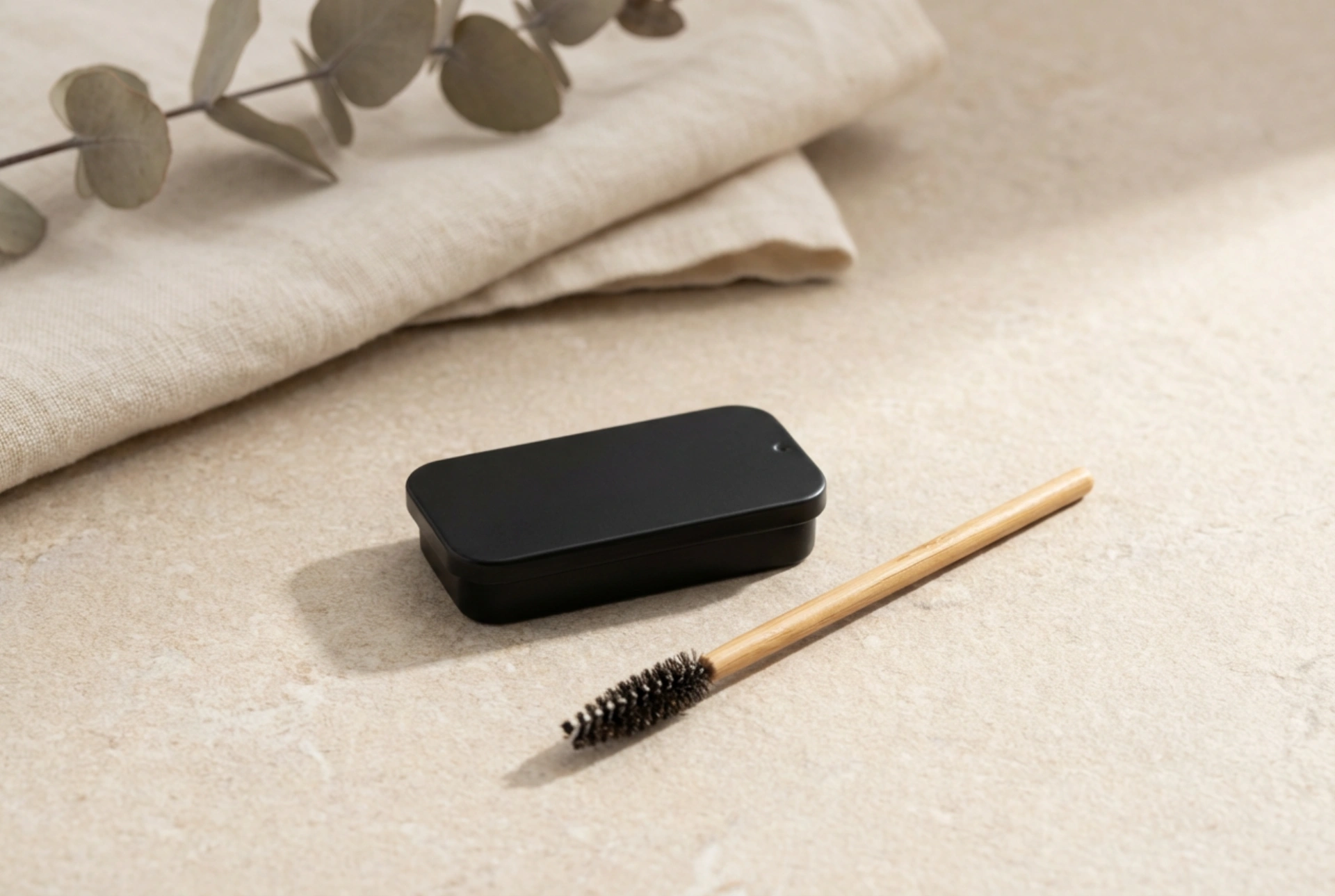 Jabón negro para cejas: para quién es ideal, cómo aplicarlo y fijarlo