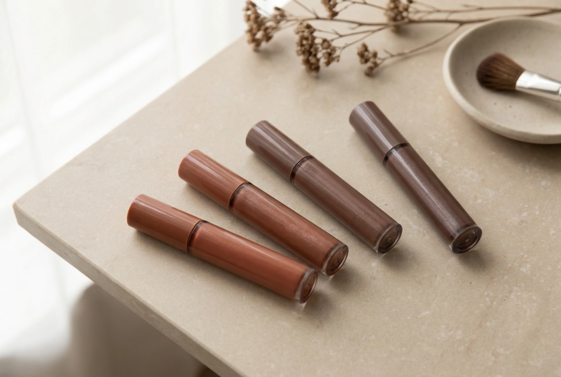 Brillo de labios marrón para diferentes tonos de piel: tonos fríos y cálidos