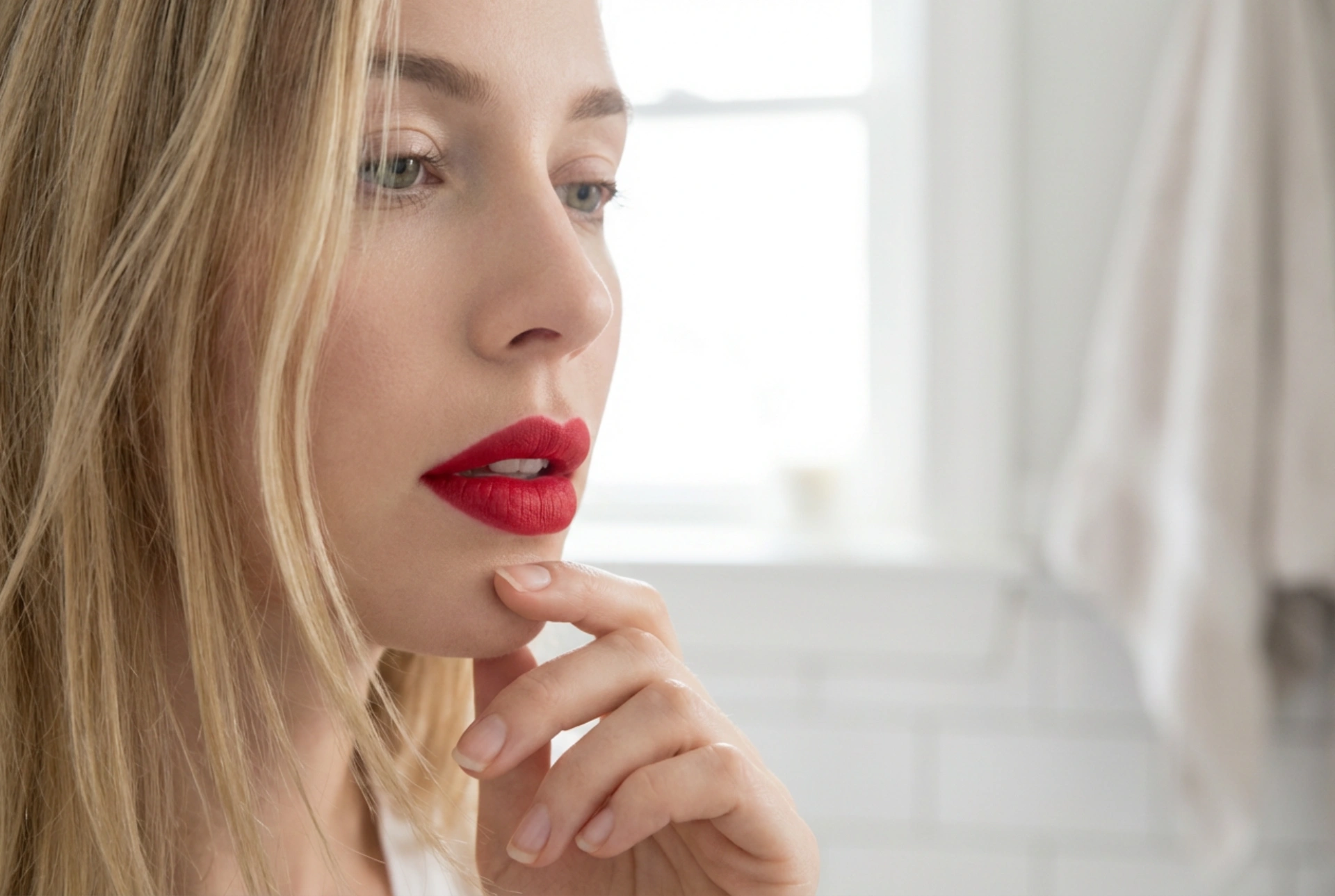 Labial rojo para rubias: tonos, contraste y maquillaje de ojos ligero