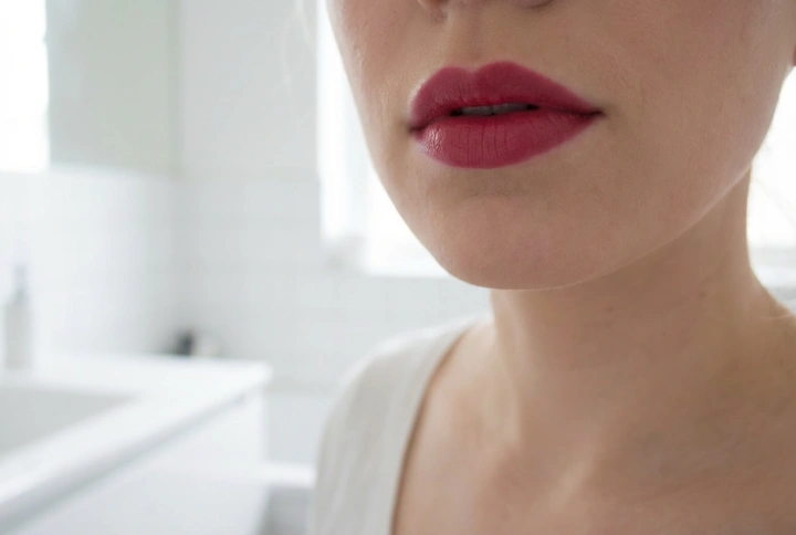 Pintalabios rojo con pigmento azul: rojo frío, dientes blancos, durabilidad