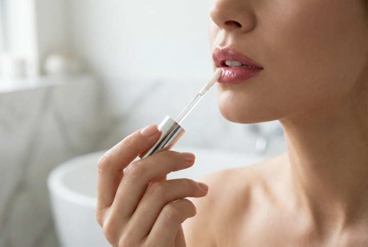Brillo de labios de larga duración: cómo aplicarlo y prolongar el brillo
