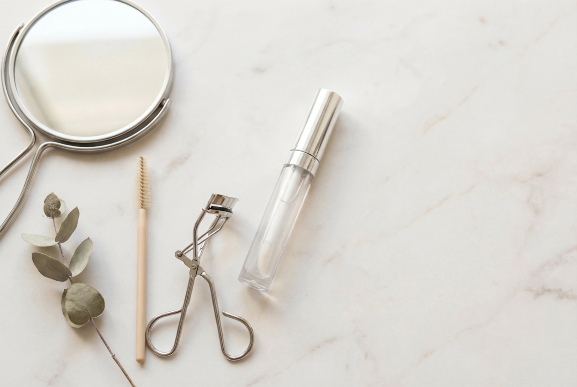 Brillo labial transparente en tu neceser: usos, trucos y cuidado