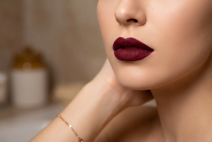 Labial burdeos de noche: cómo evitar manchas y conseguir un color uniforme